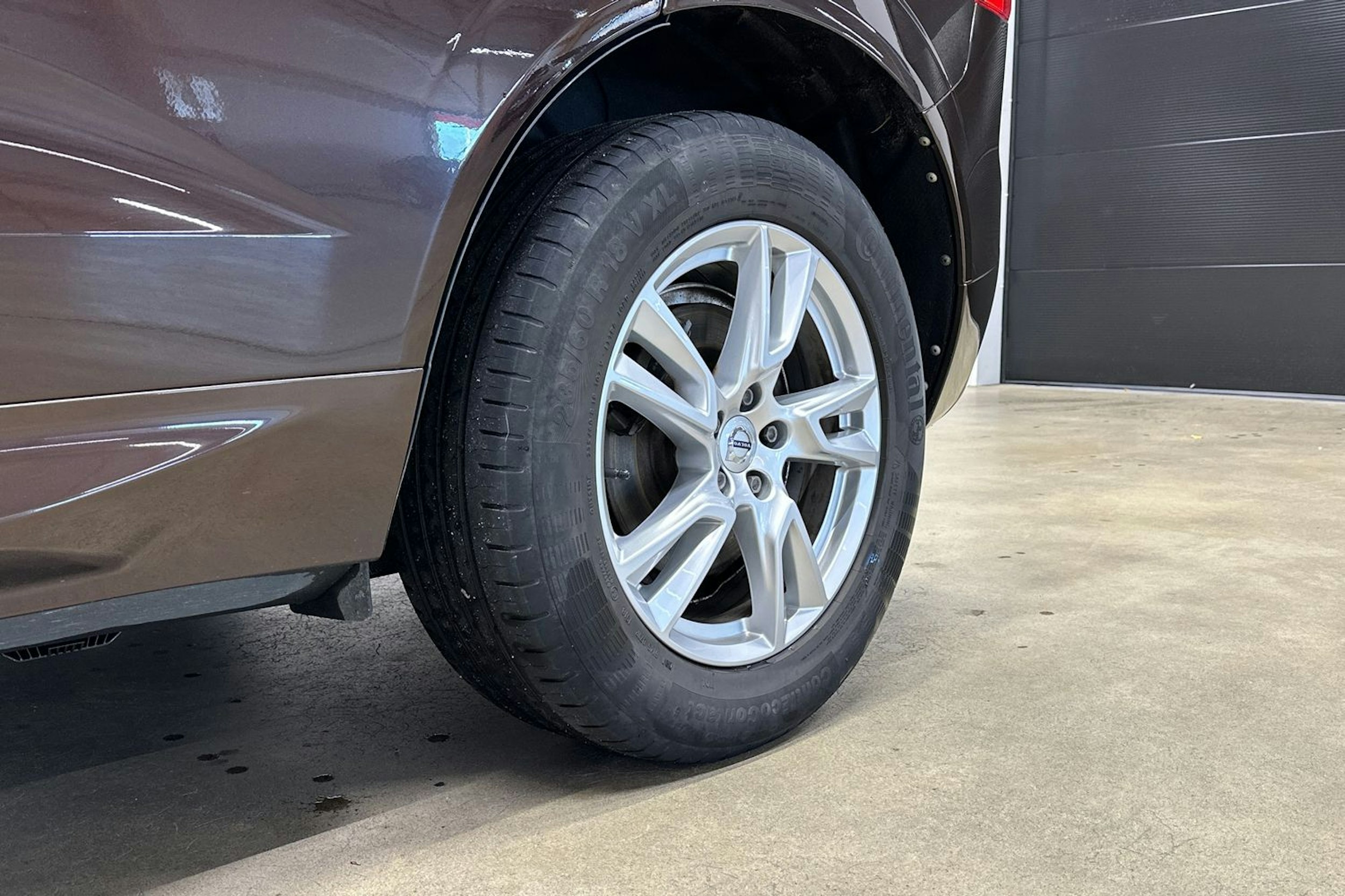 ruskea (beige) Volvo XC60 2018 kuva 9.