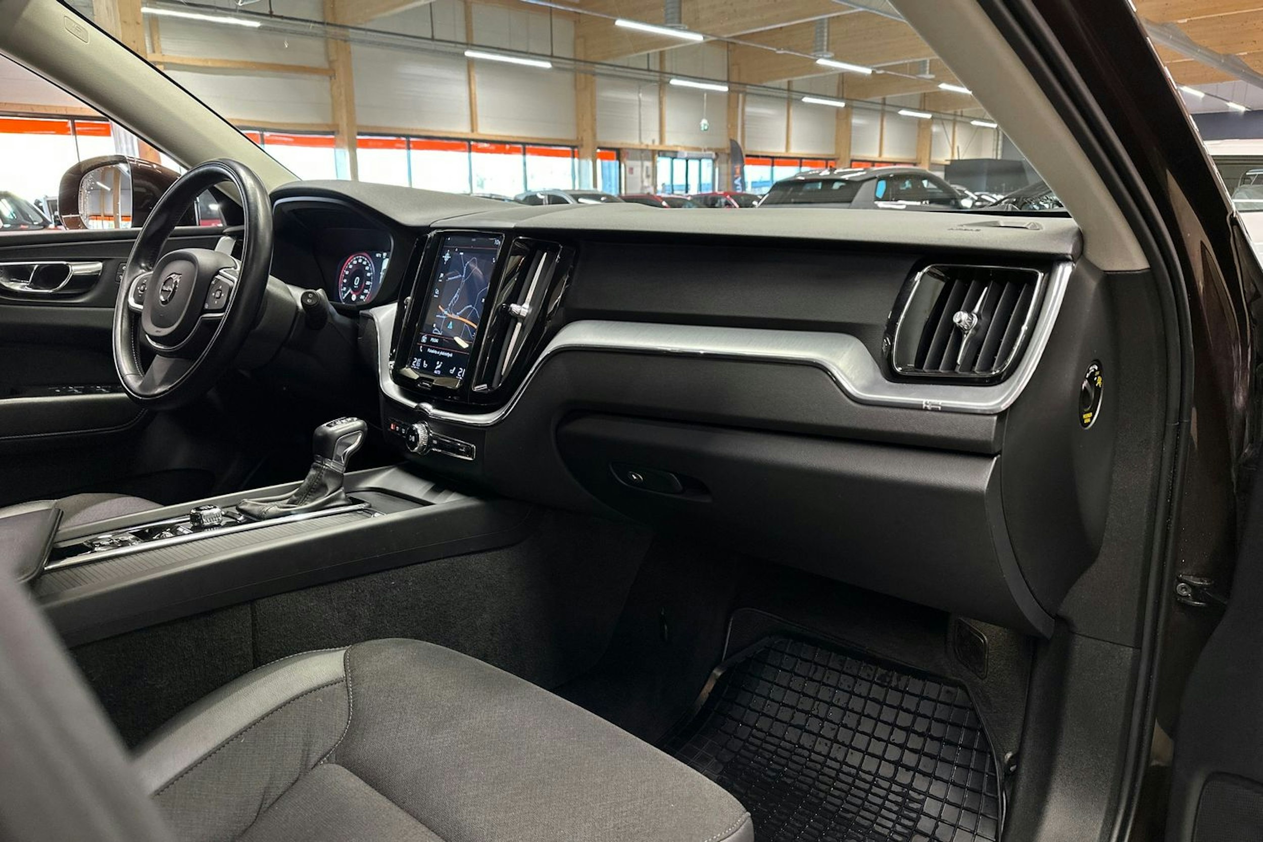 ruskea (beige) Volvo XC60 2018 kuva 11.