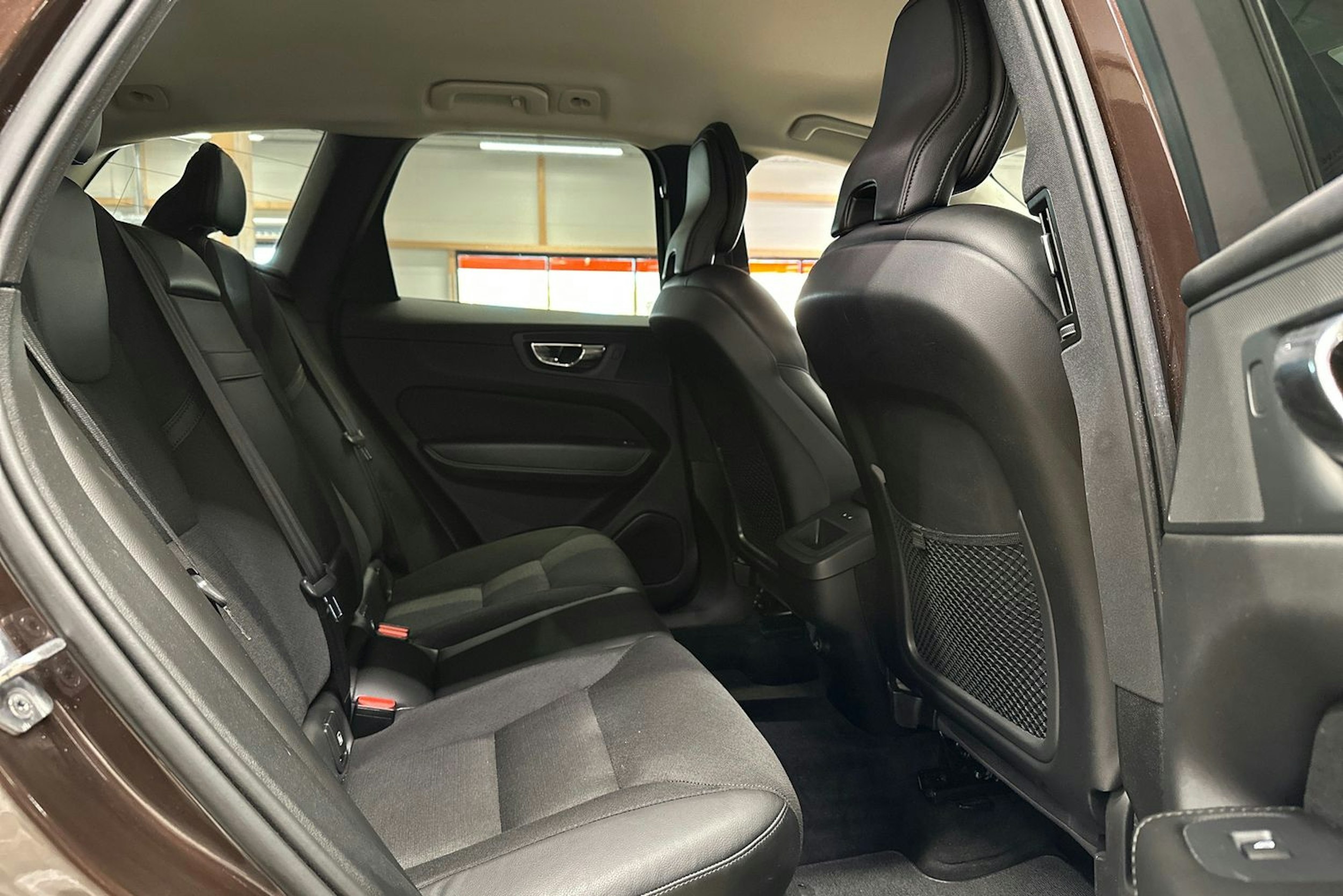 ruskea (beige) Volvo XC60 2018 kuva 13.