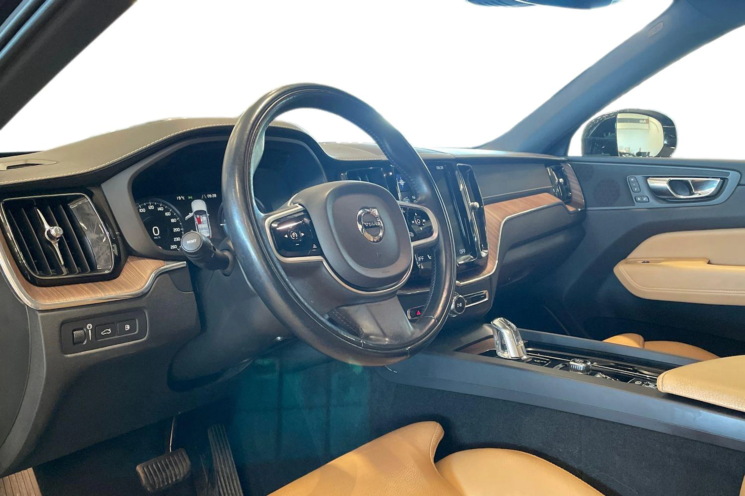 musta Volvo XC60 2019 kuva 6.