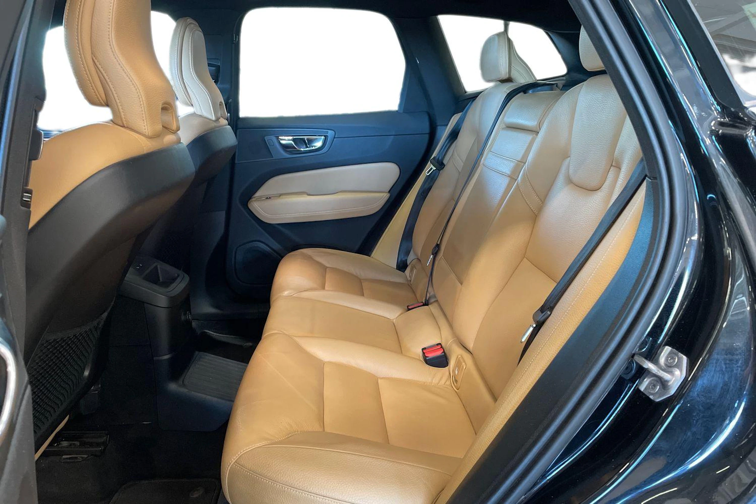 musta Volvo XC60 2019 kuva 8.