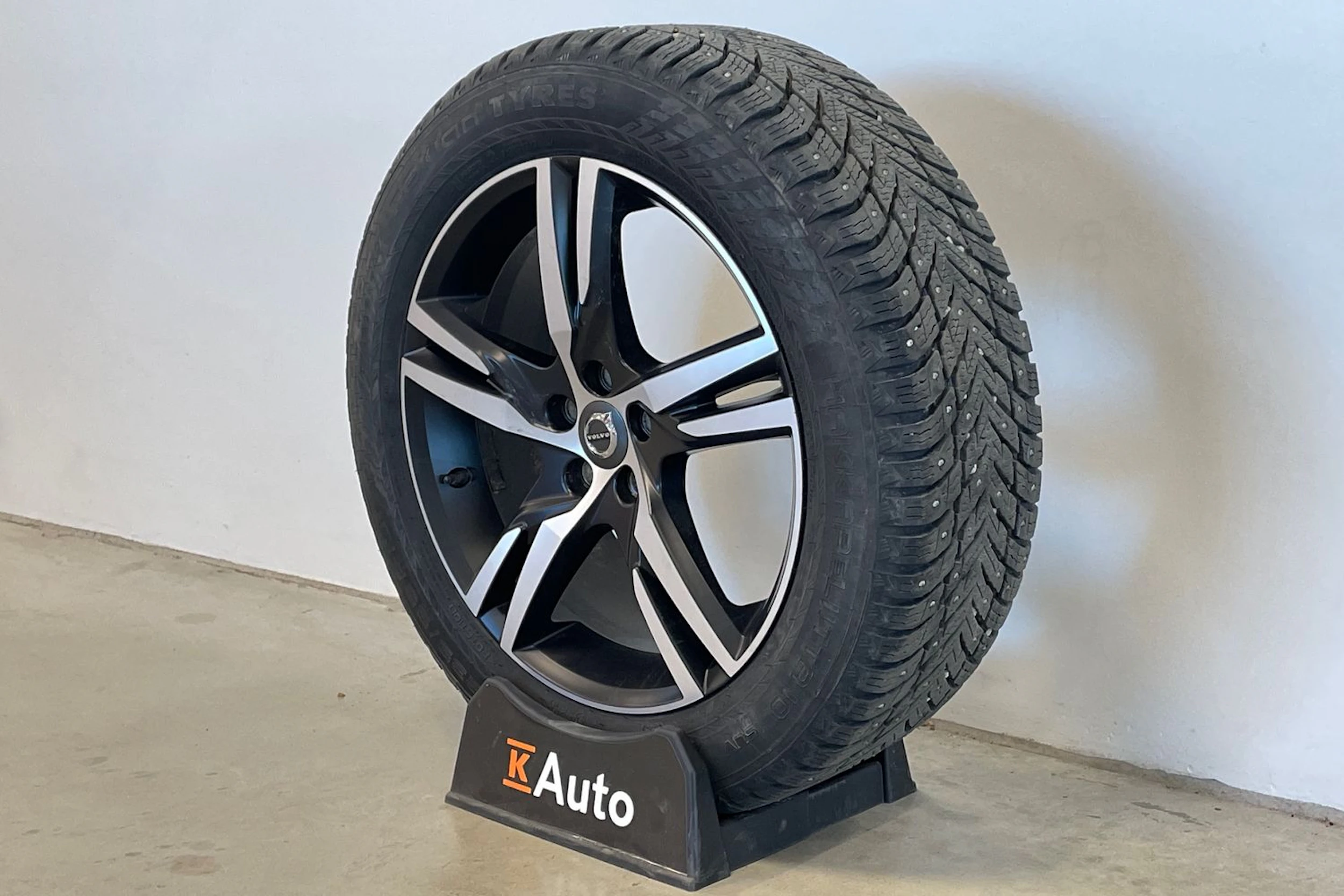 musta Volvo XC60 2019 kuva 10.