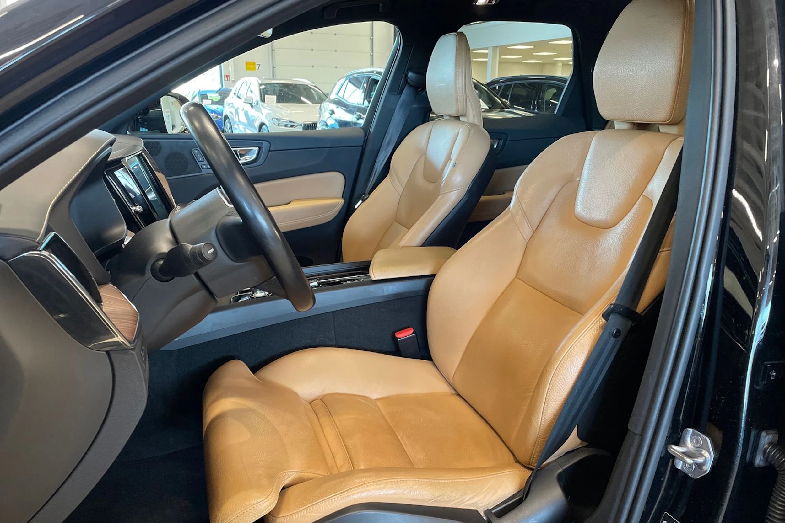 musta Volvo XC60 2019 kuva 11.