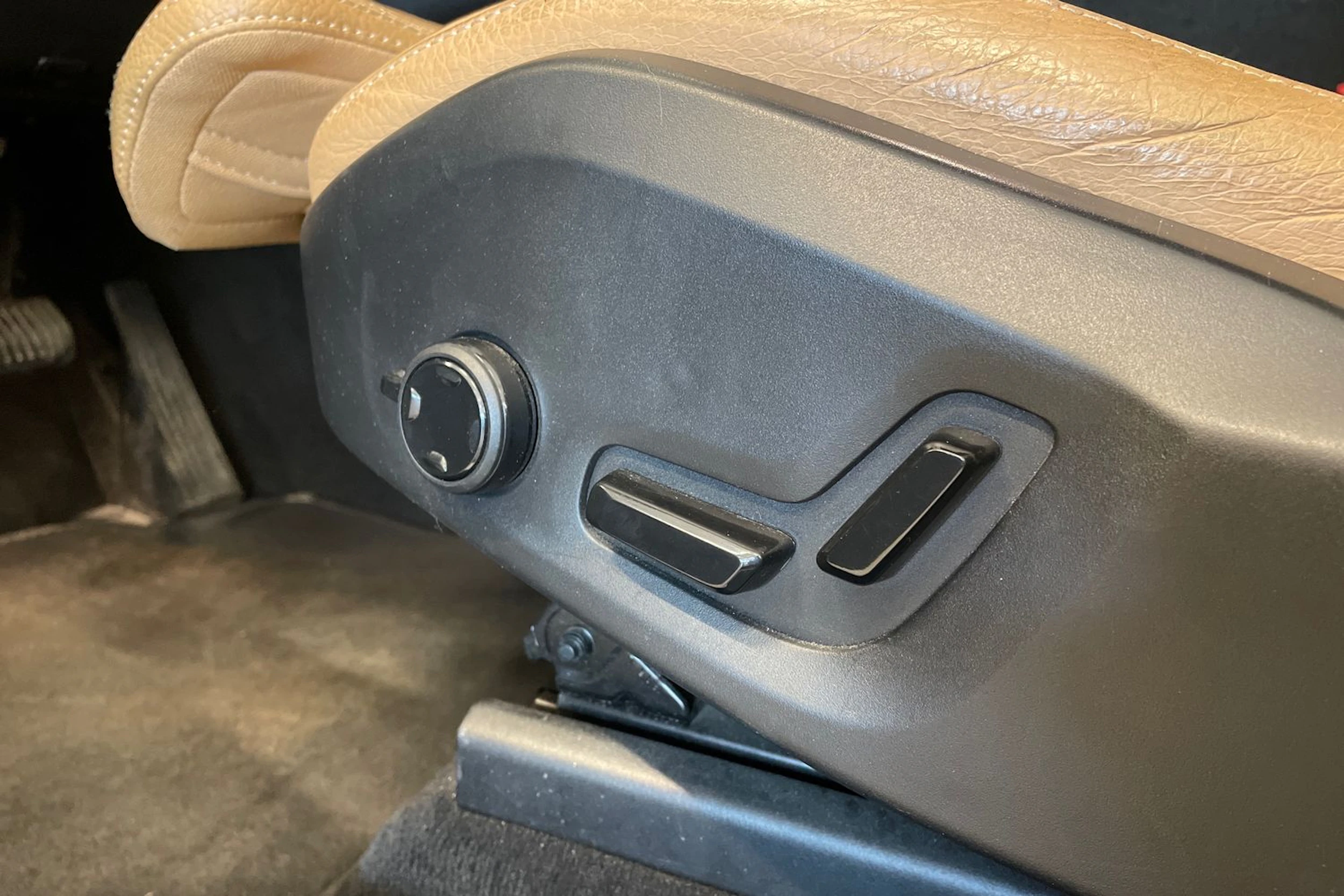 musta Volvo XC60 2019 kuva 12.