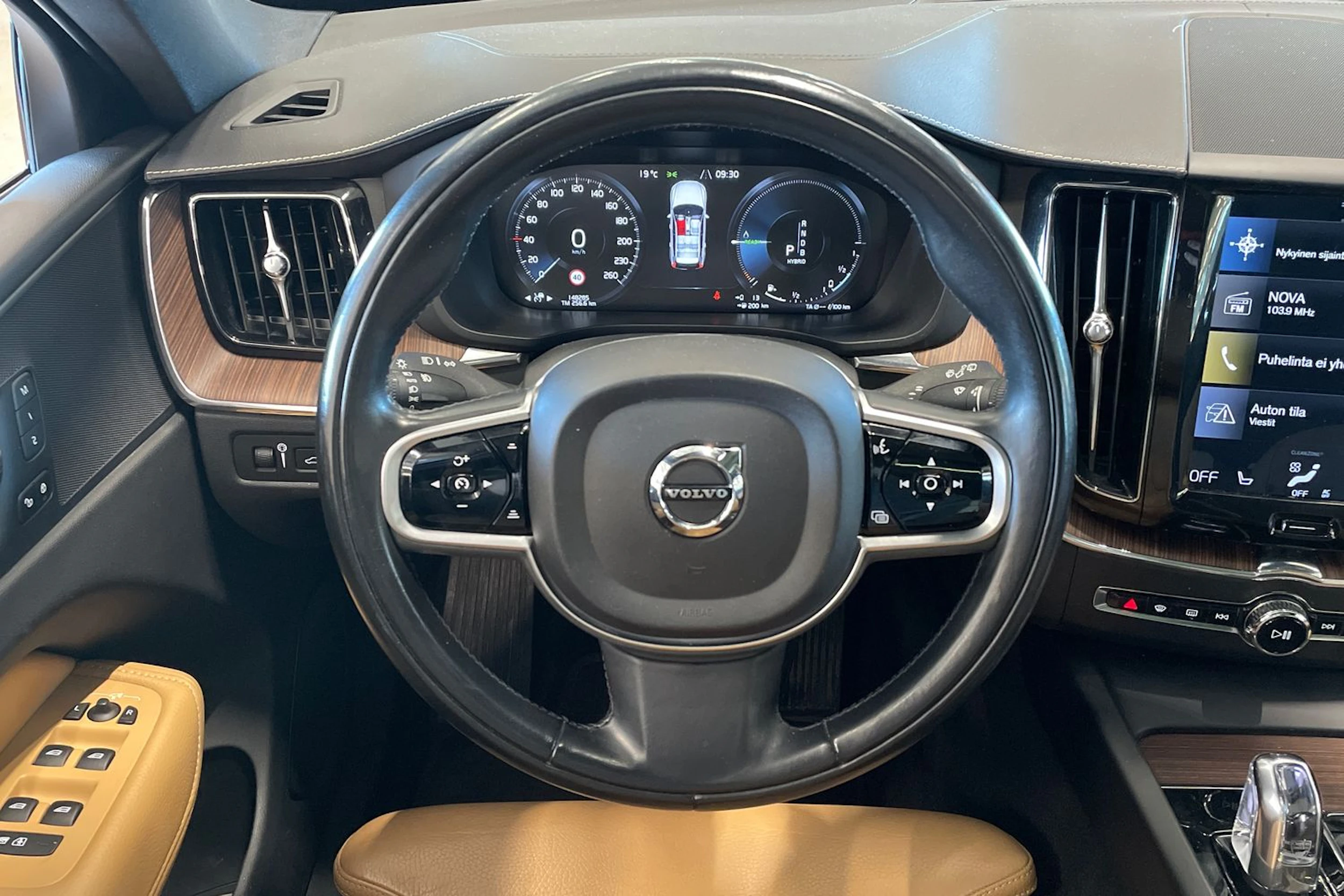 musta Volvo XC60 2019 kuva 14.