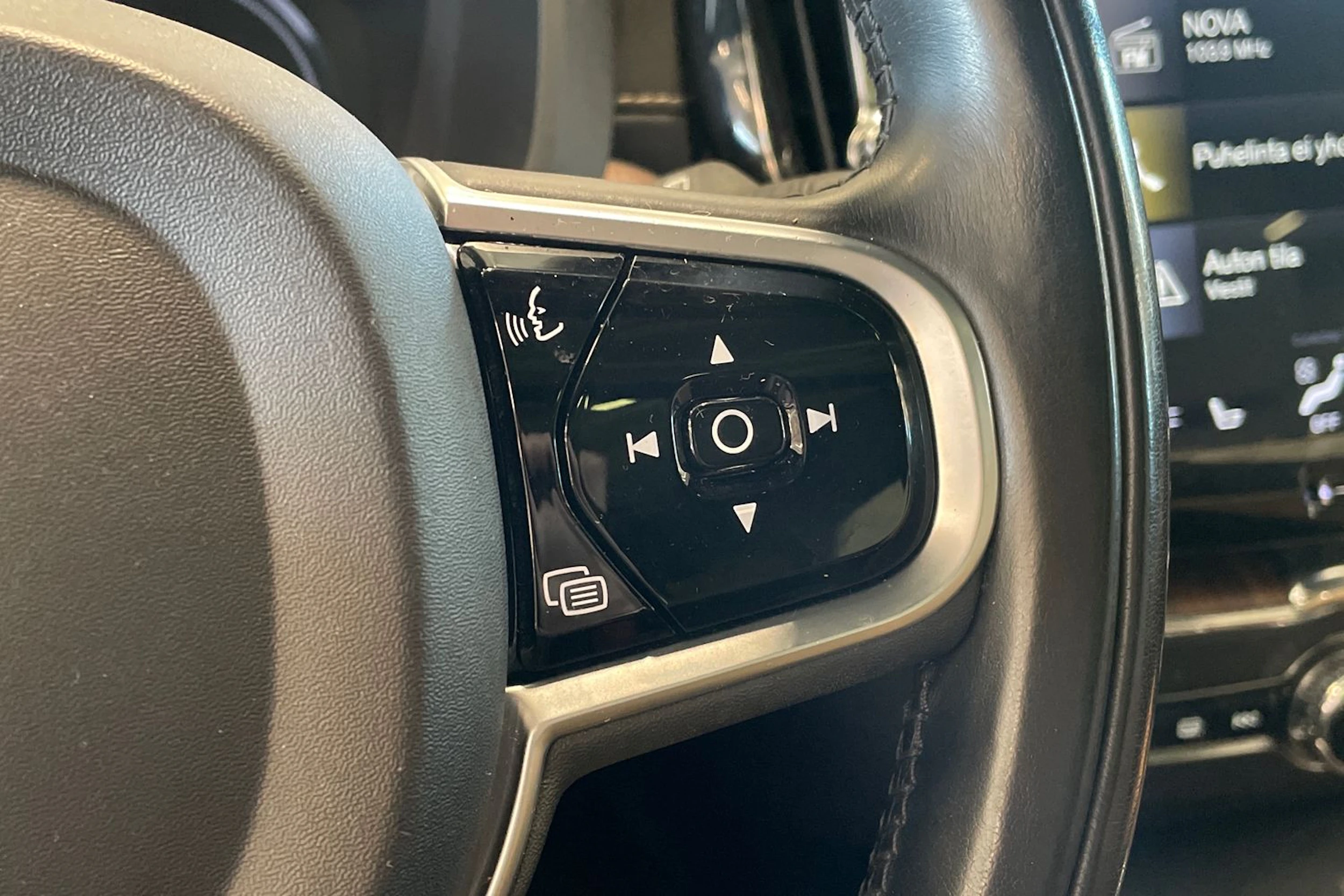 musta Volvo XC60 2019 kuva 15.