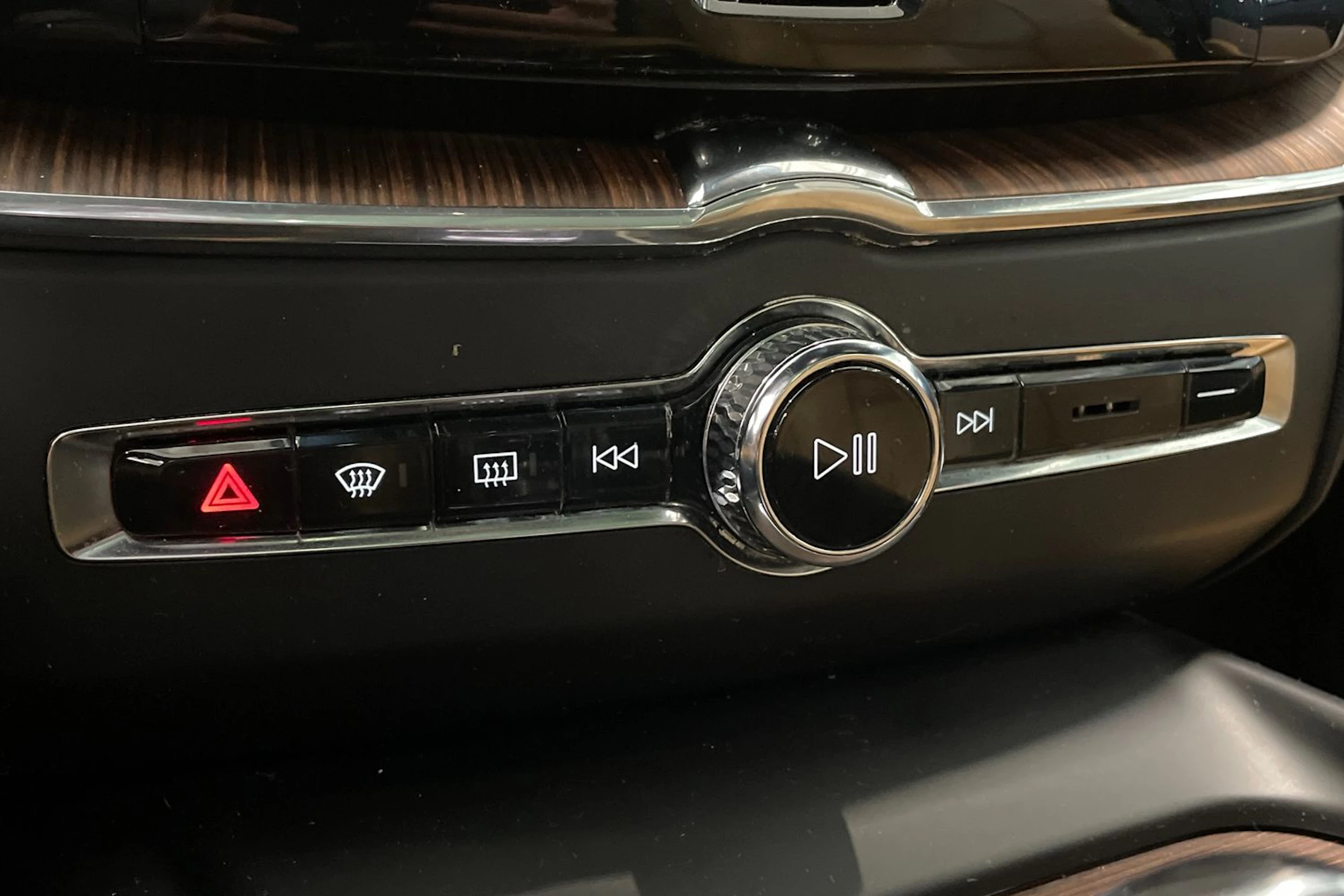 musta Volvo XC60 2019 kuva 18.