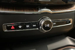 musta Volvo XC60 2019 kuva 18.