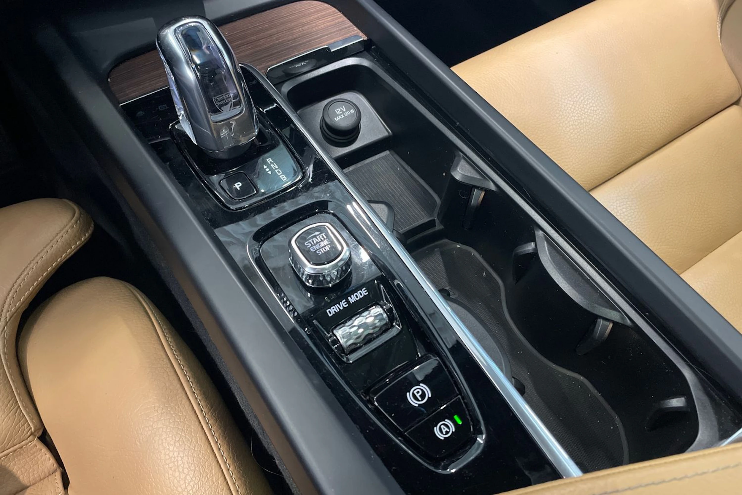 musta Volvo XC60 2019 kuva 19.