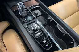 musta Volvo XC60 2019 kuva 19.