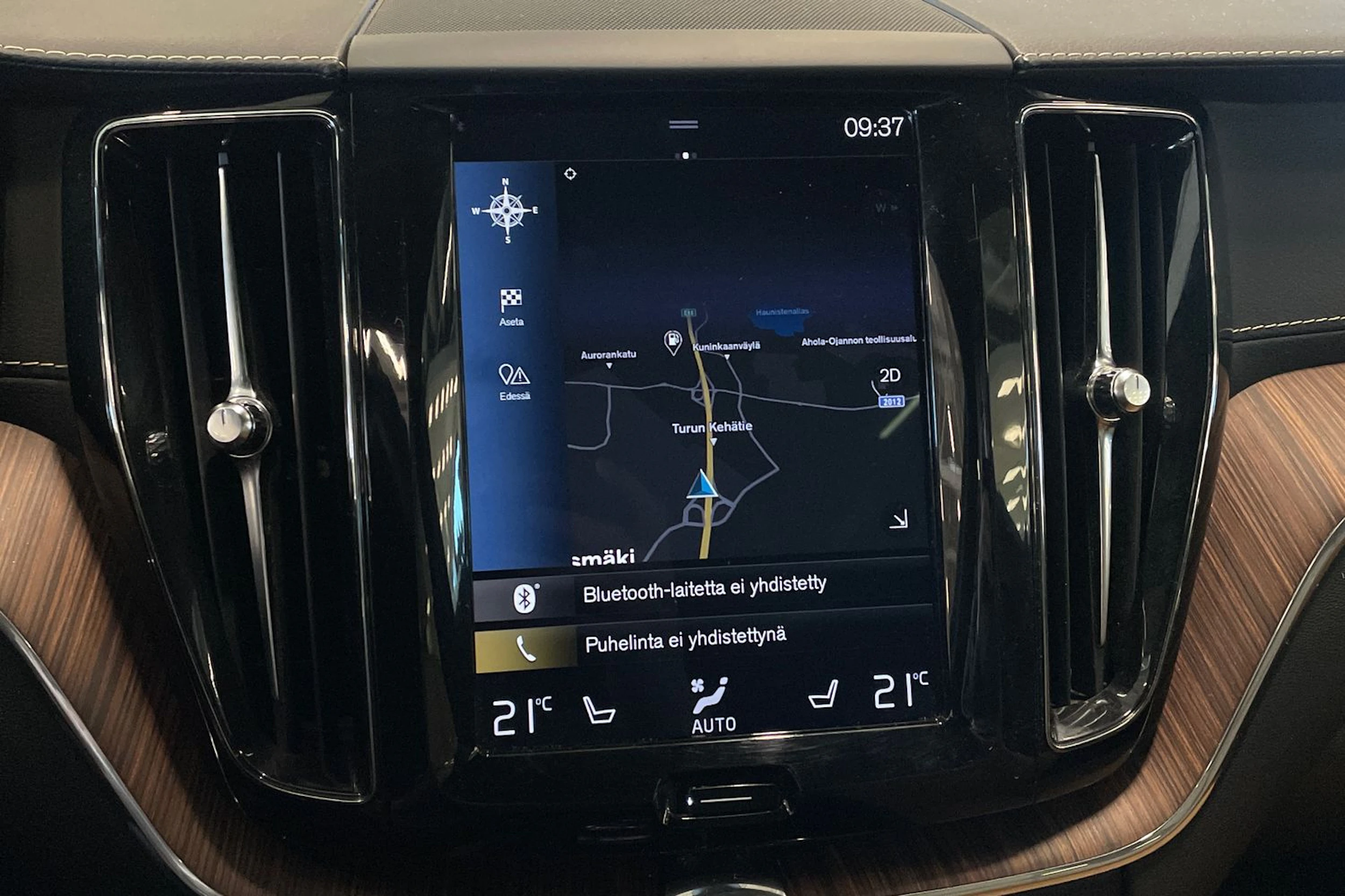 musta Volvo XC60 2019 kuva 20.