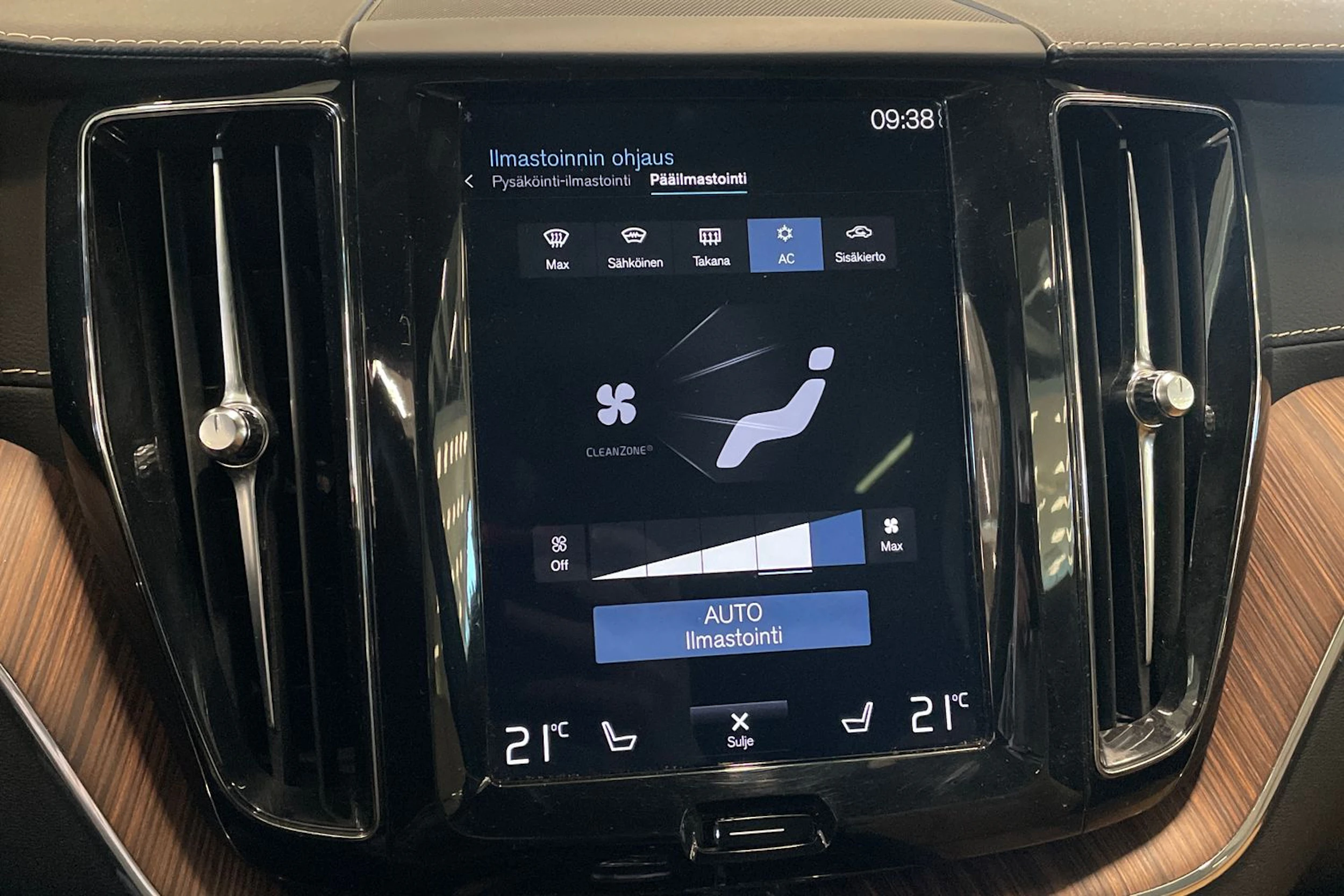 musta Volvo XC60 2019 kuva 21.