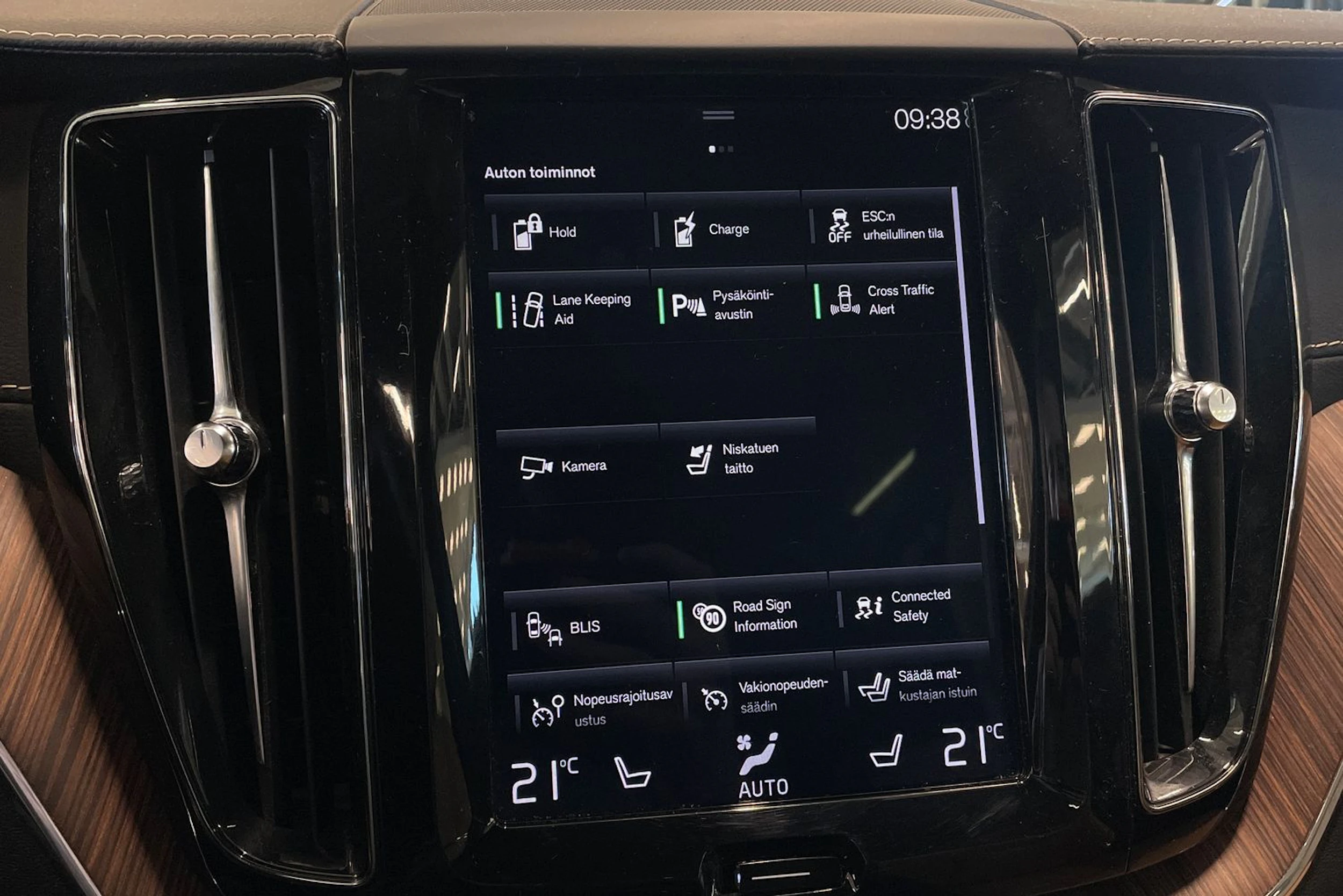 musta Volvo XC60 2019 kuva 22.