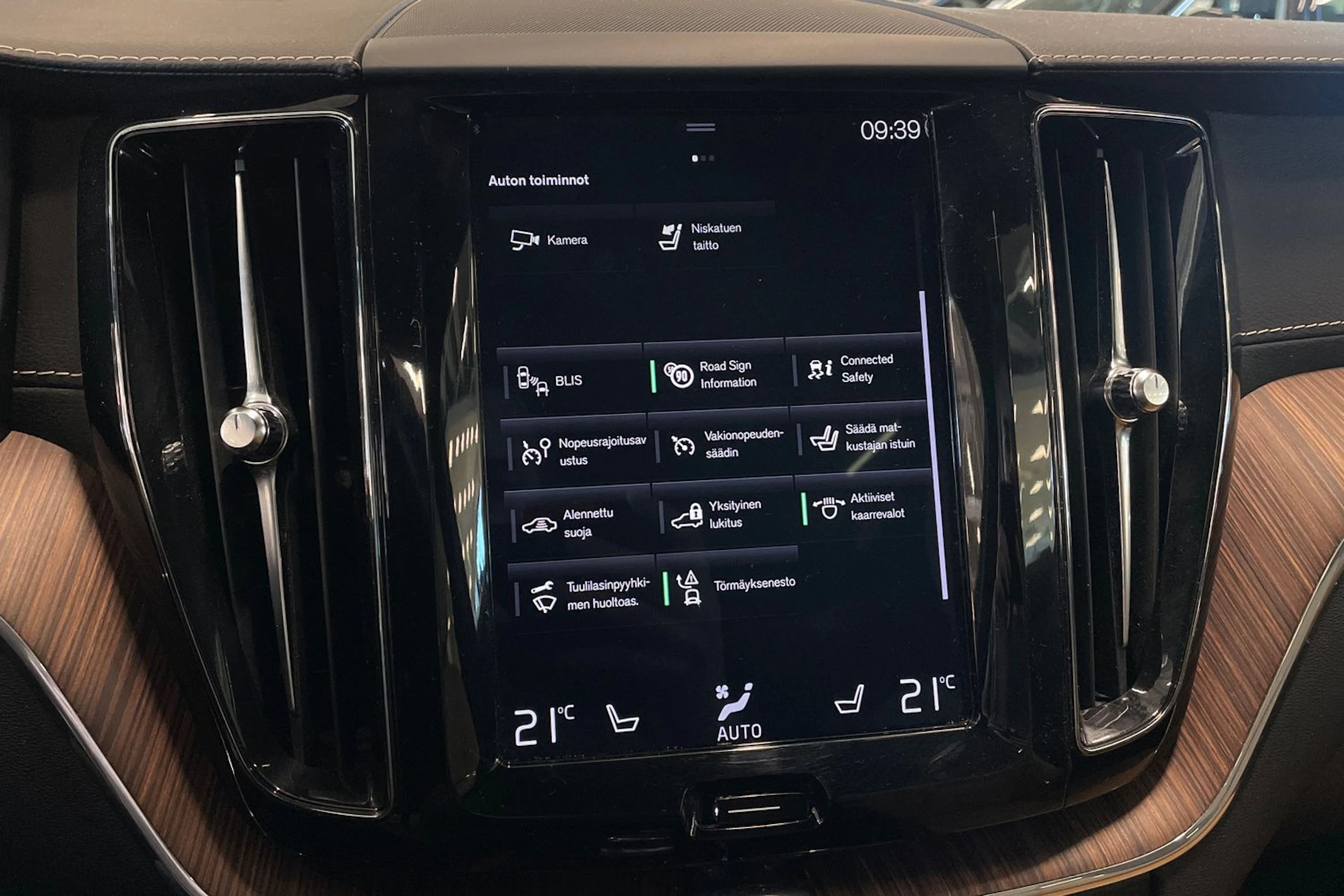 musta Volvo XC60 2019 kuva 23.