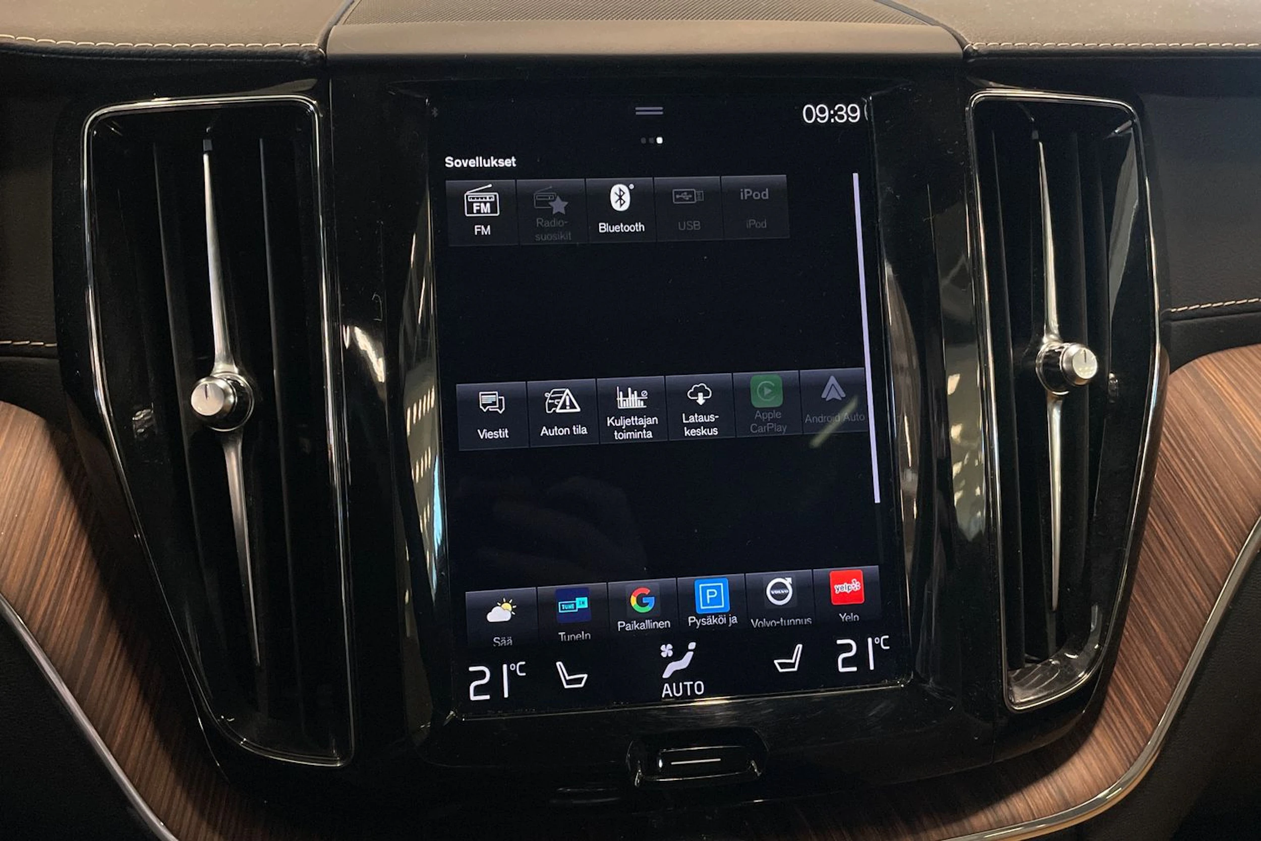 musta Volvo XC60 2019 kuva 24.
