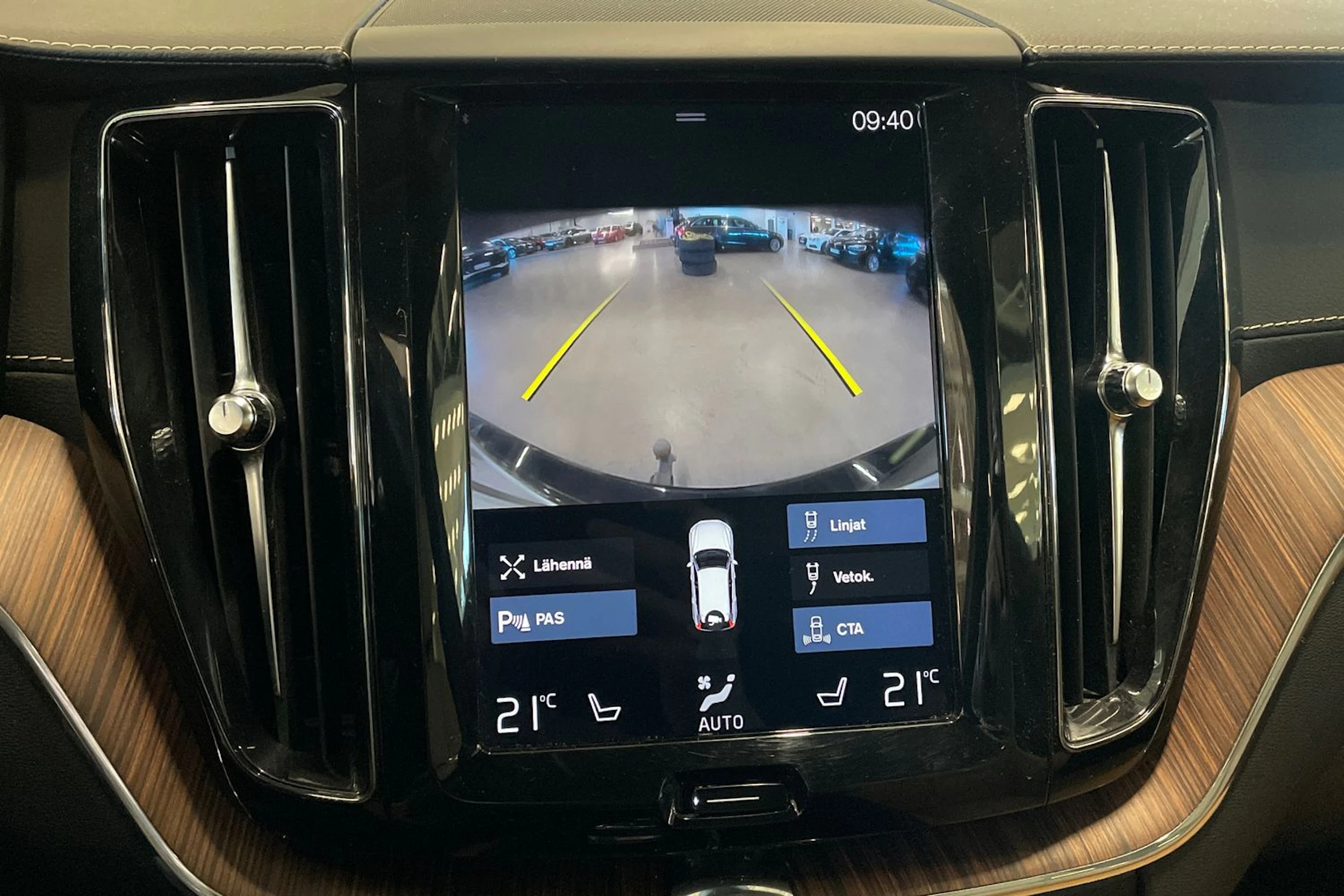 musta Volvo XC60 2019 kuva 25.