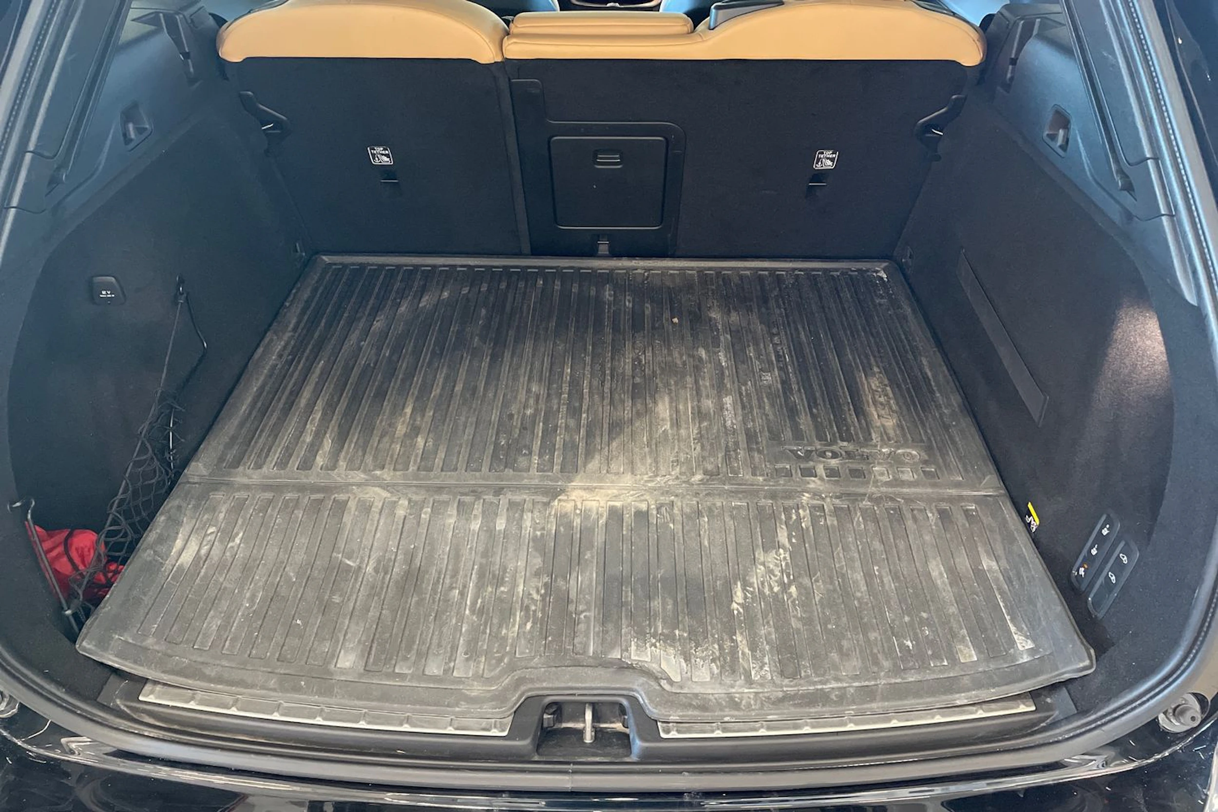 musta Volvo XC60 2019 kuva 28.