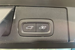 musta Volvo XC60 2019 kuva 29.