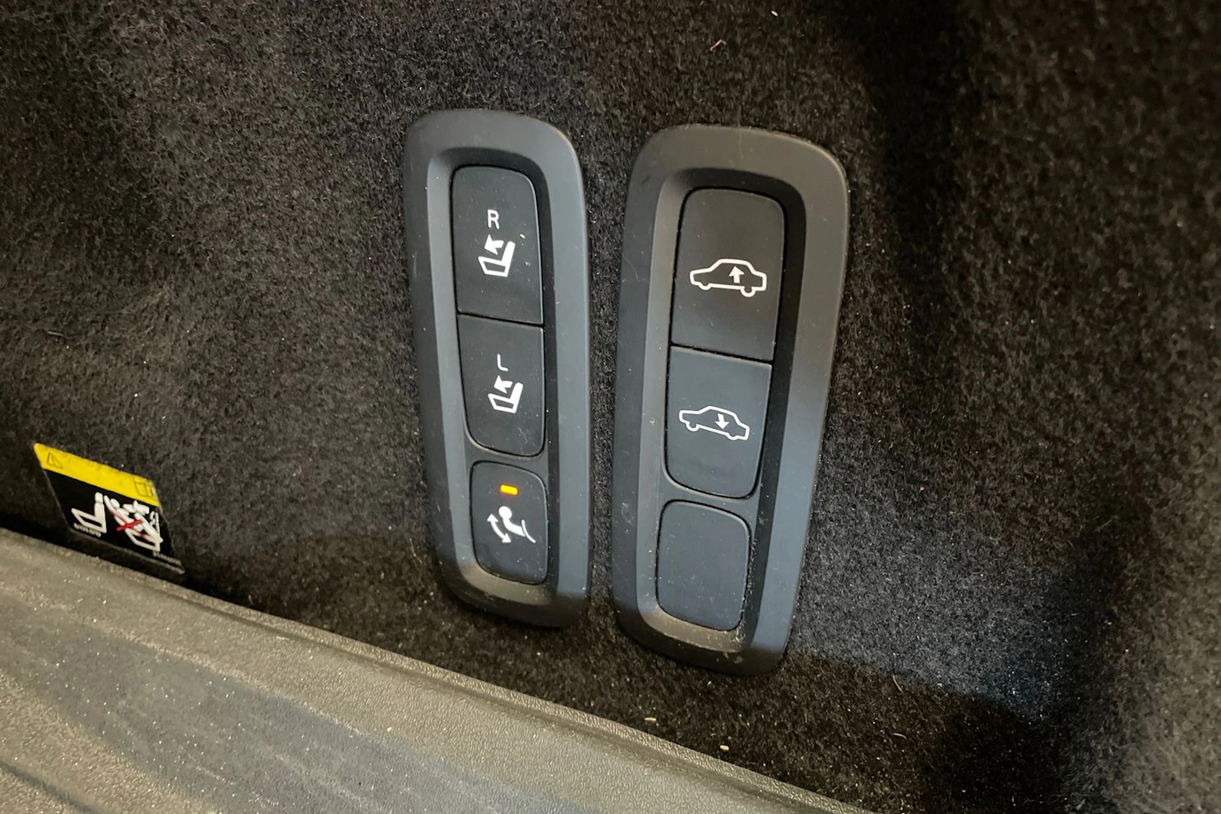 musta Volvo XC60 2019 kuva 30.