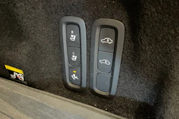 musta Volvo XC60 2019 kuva 30.