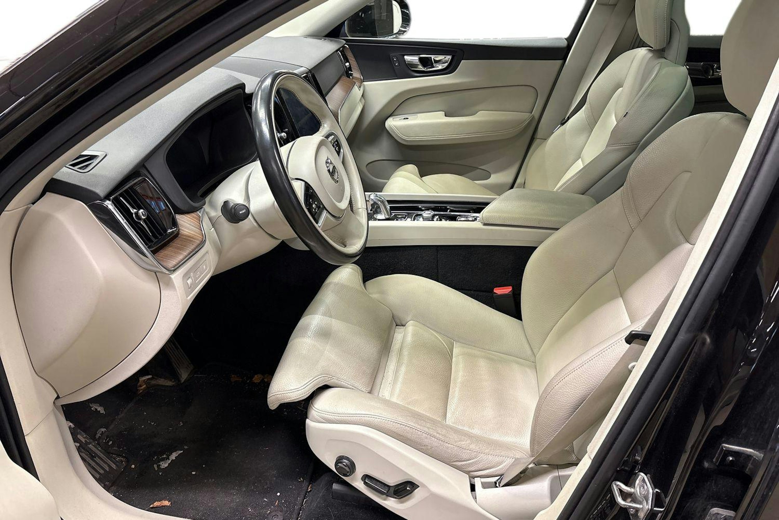 musta Volvo XC60 2018 kuva 3.