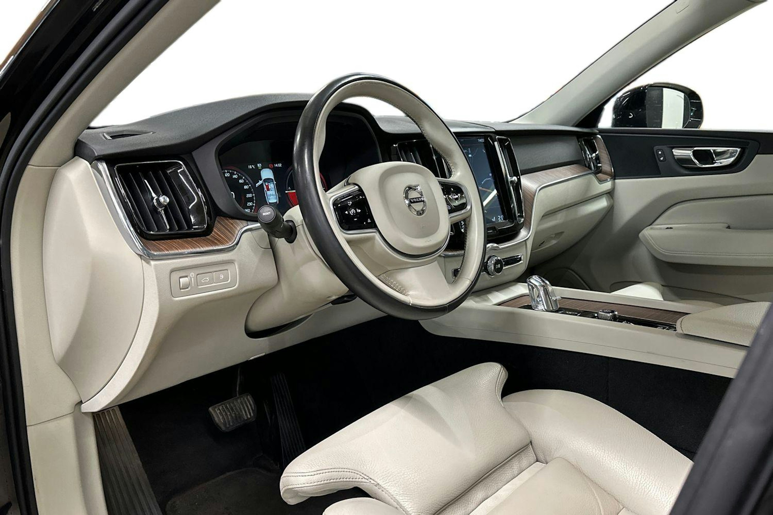 musta Volvo XC60 2018 kuva 7.