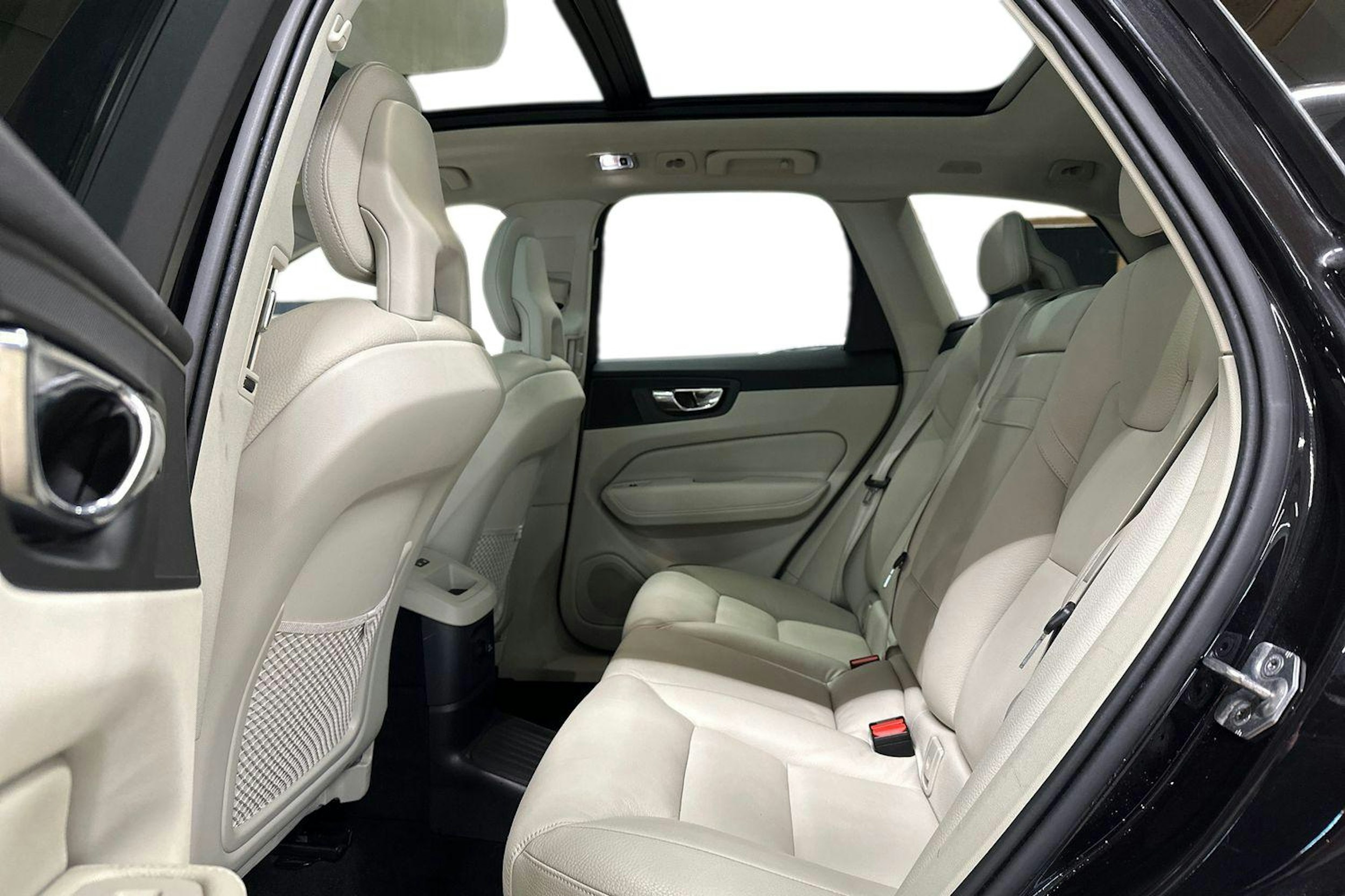 musta Volvo XC60 2018 kuva 10.