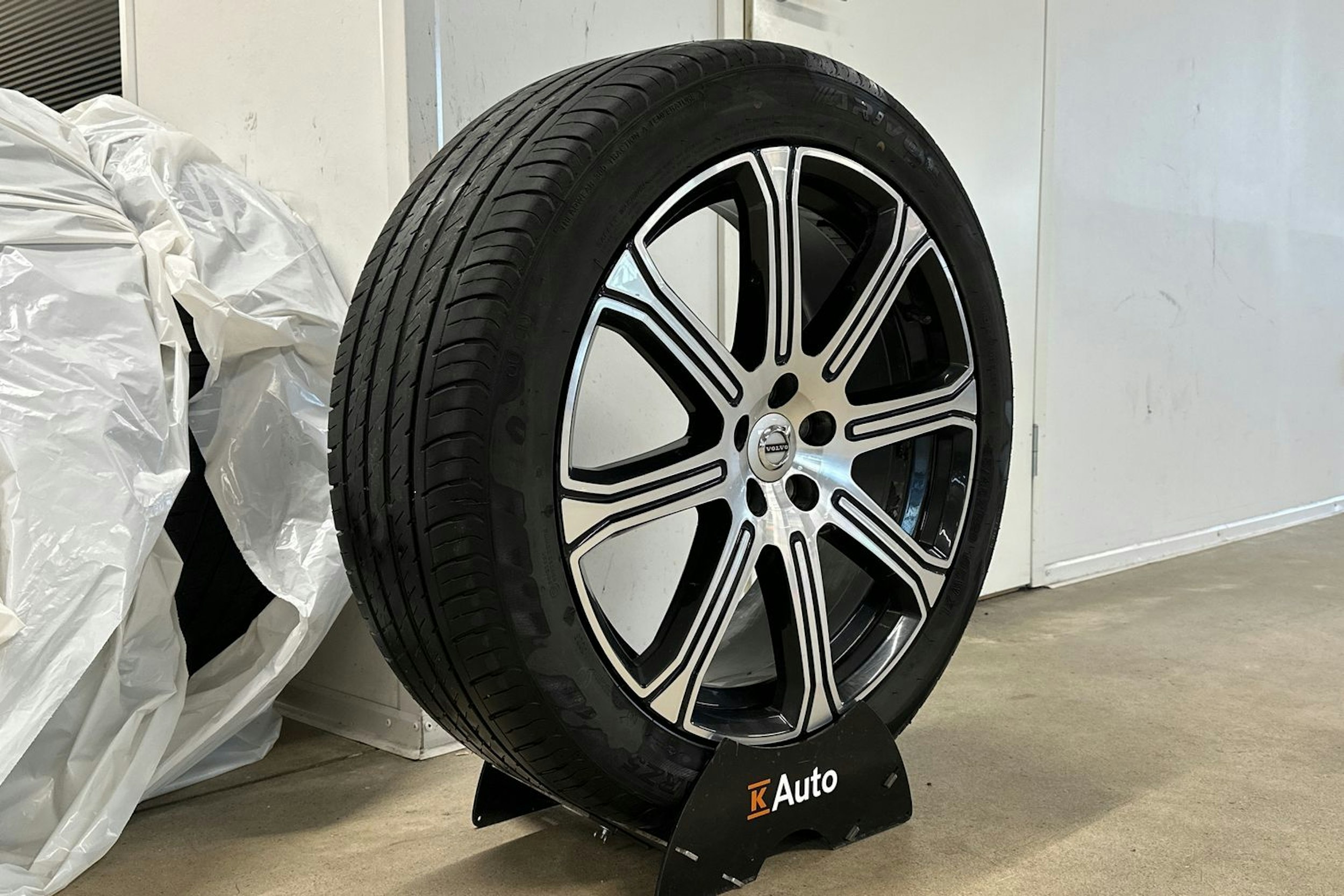 musta Volvo XC60 2018 kuva 13.