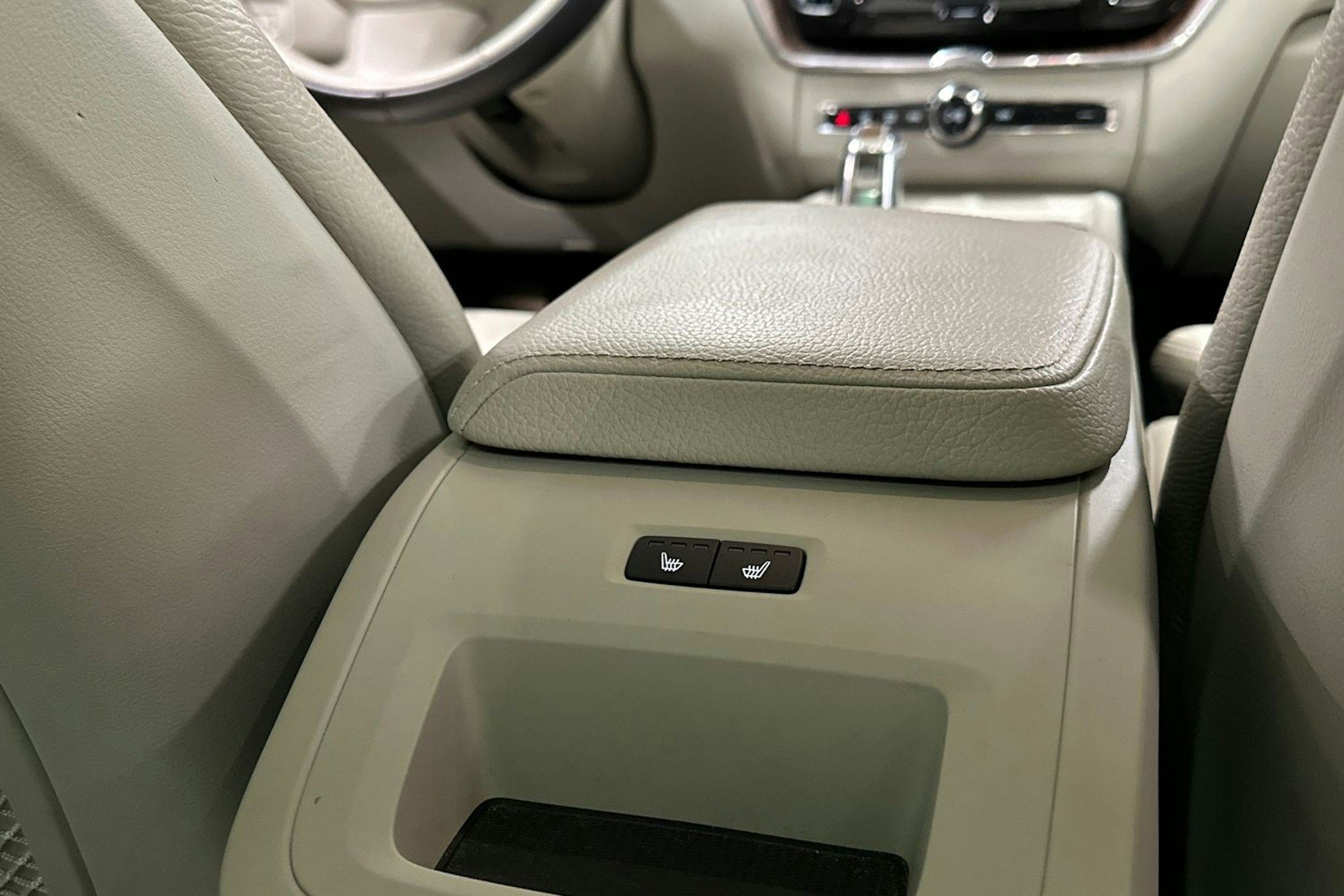 musta Volvo XC60 2018 kuva 15.