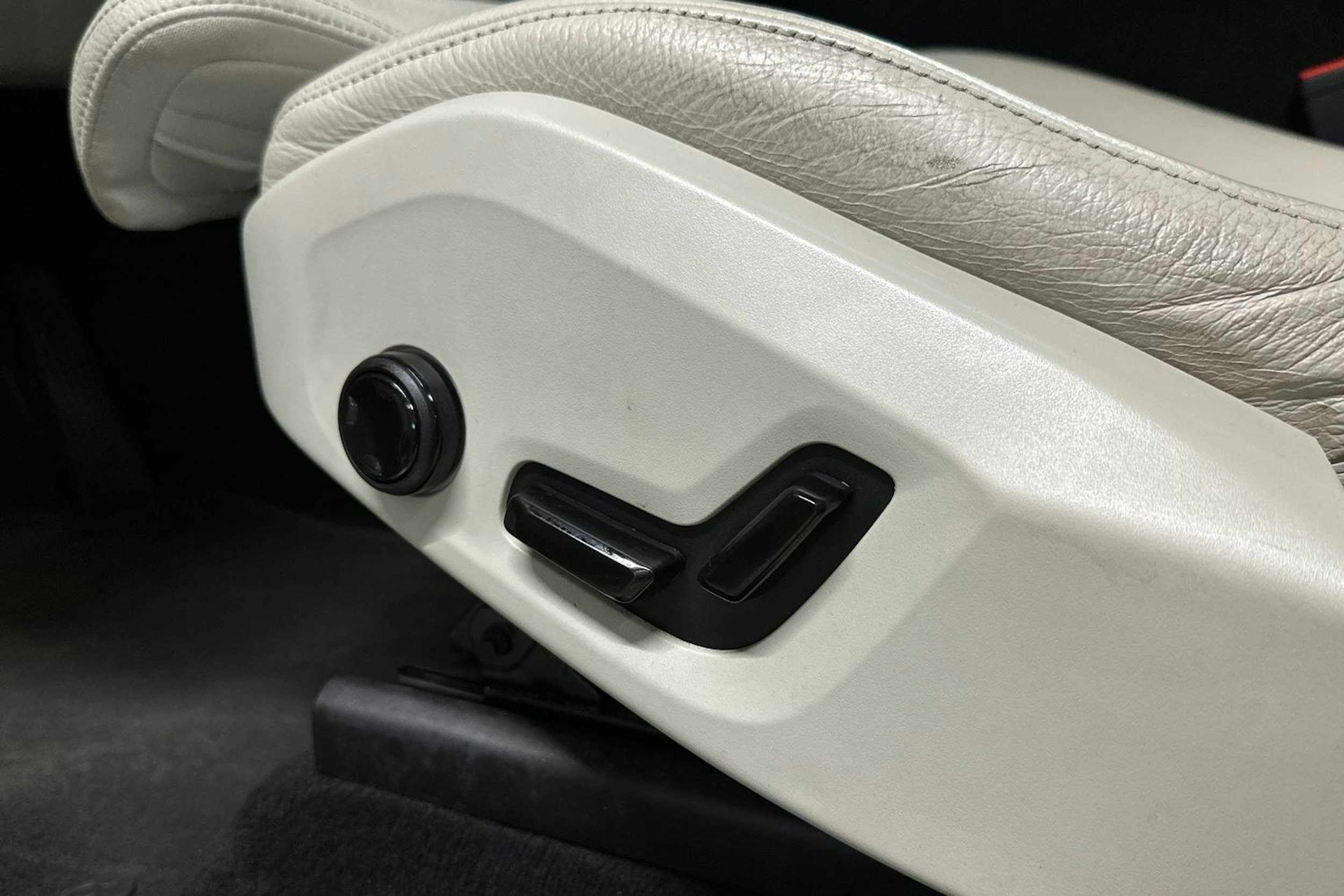 musta Volvo XC60 2018 kuva 16.