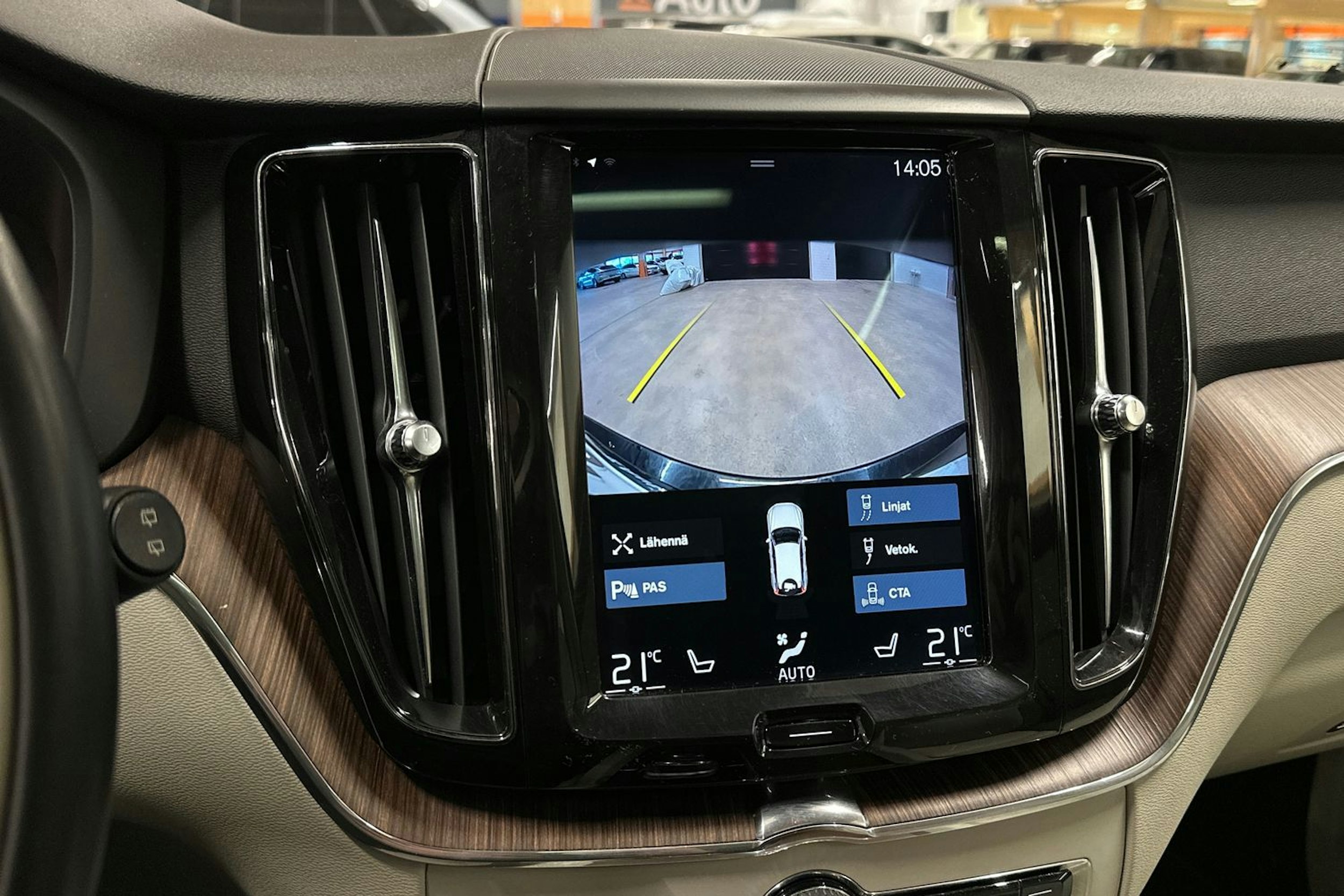 musta Volvo XC60 2018 kuva 18.