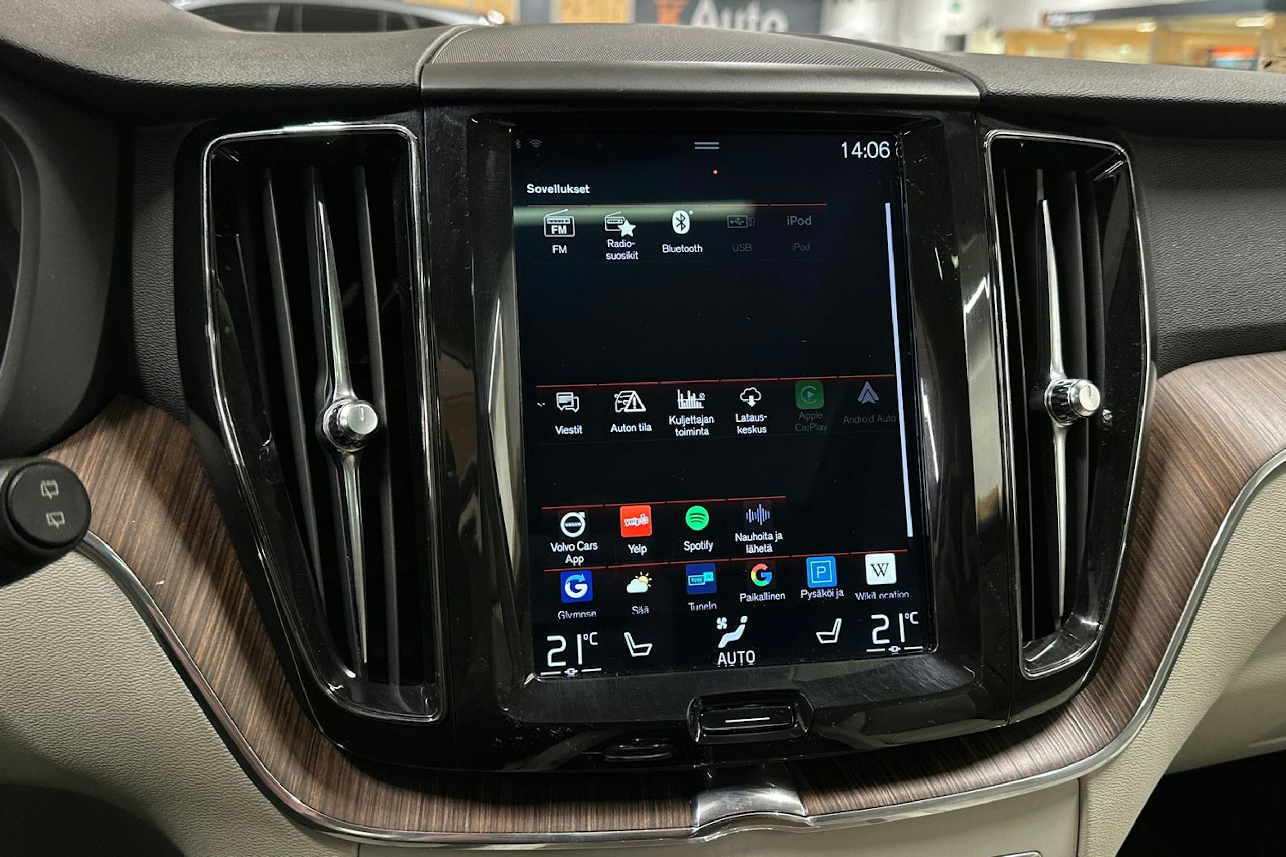 musta Volvo XC60 2018 kuva 19.