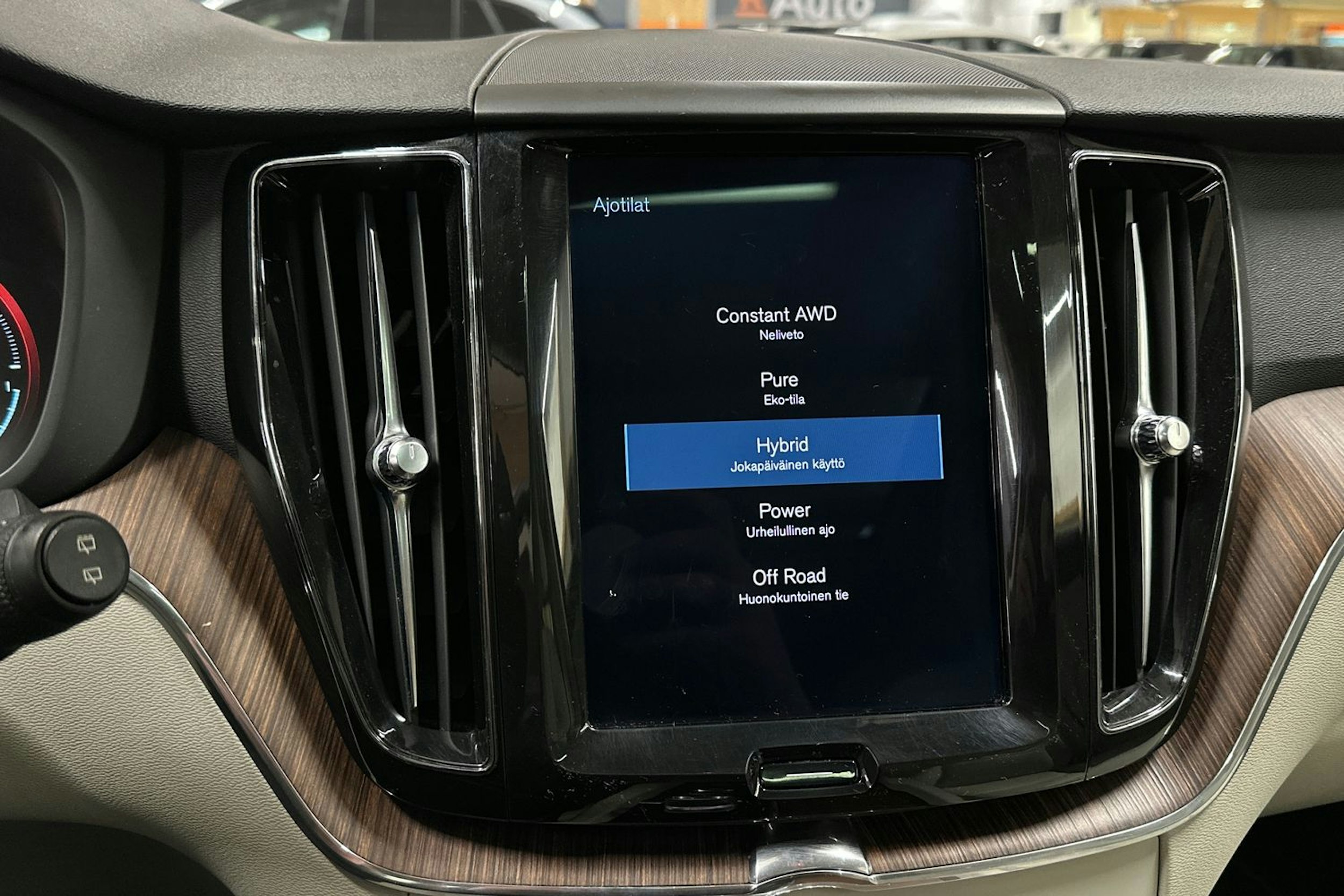 musta Volvo XC60 2018 kuva 22.