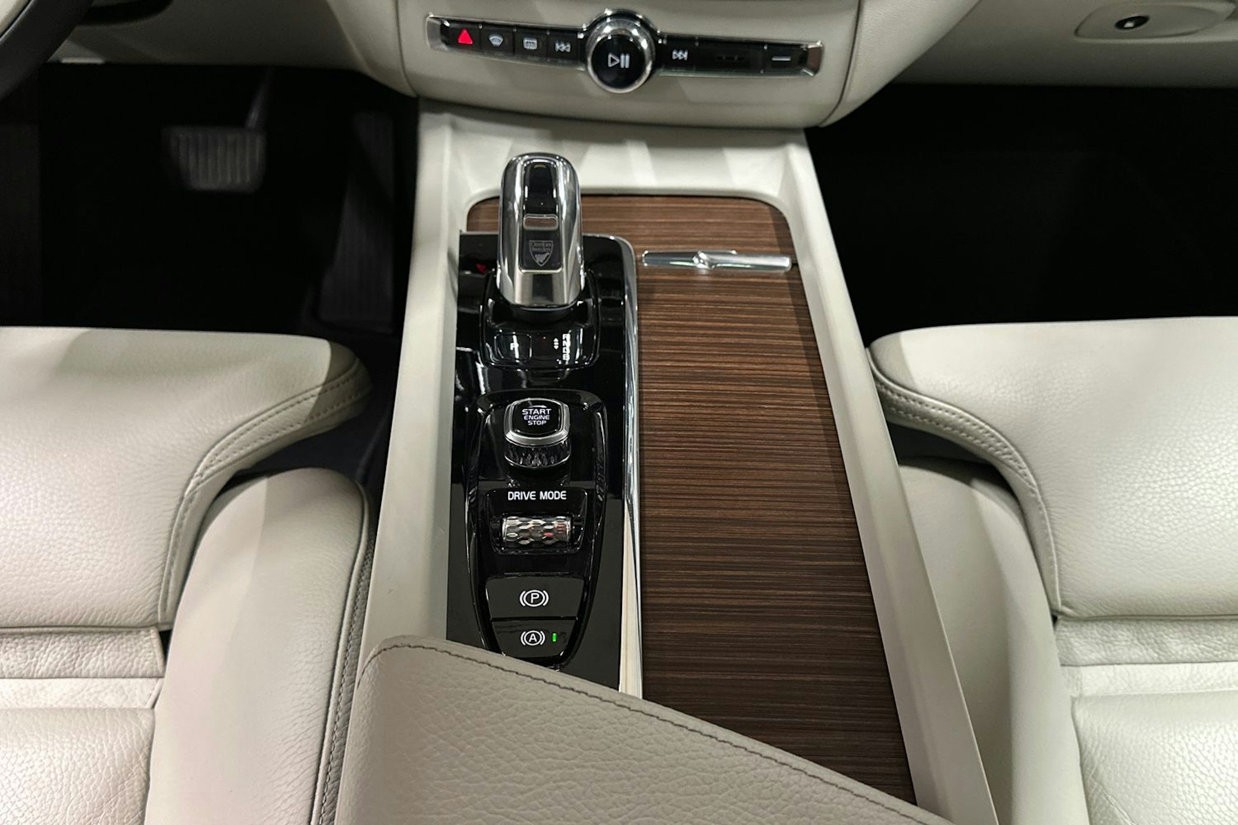 musta Volvo XC60 2018 kuva 24.