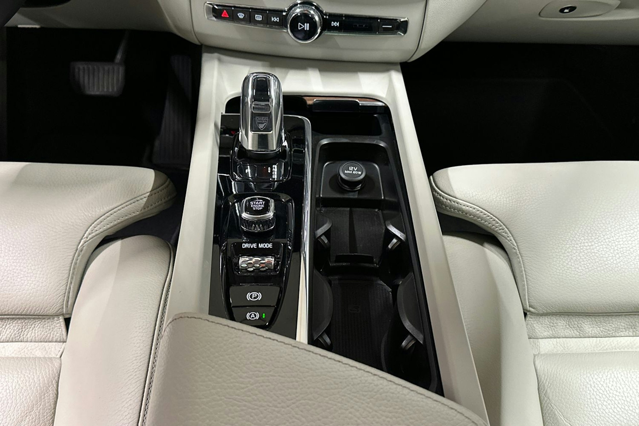 musta Volvo XC60 2018 kuva 25.