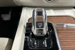 musta Volvo XC60 2018 kuva 26.