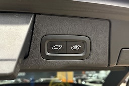 musta Volvo XC60 2018 kuva 35.