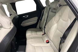 valkoinen Volvo XC60 2019 kuva 10.