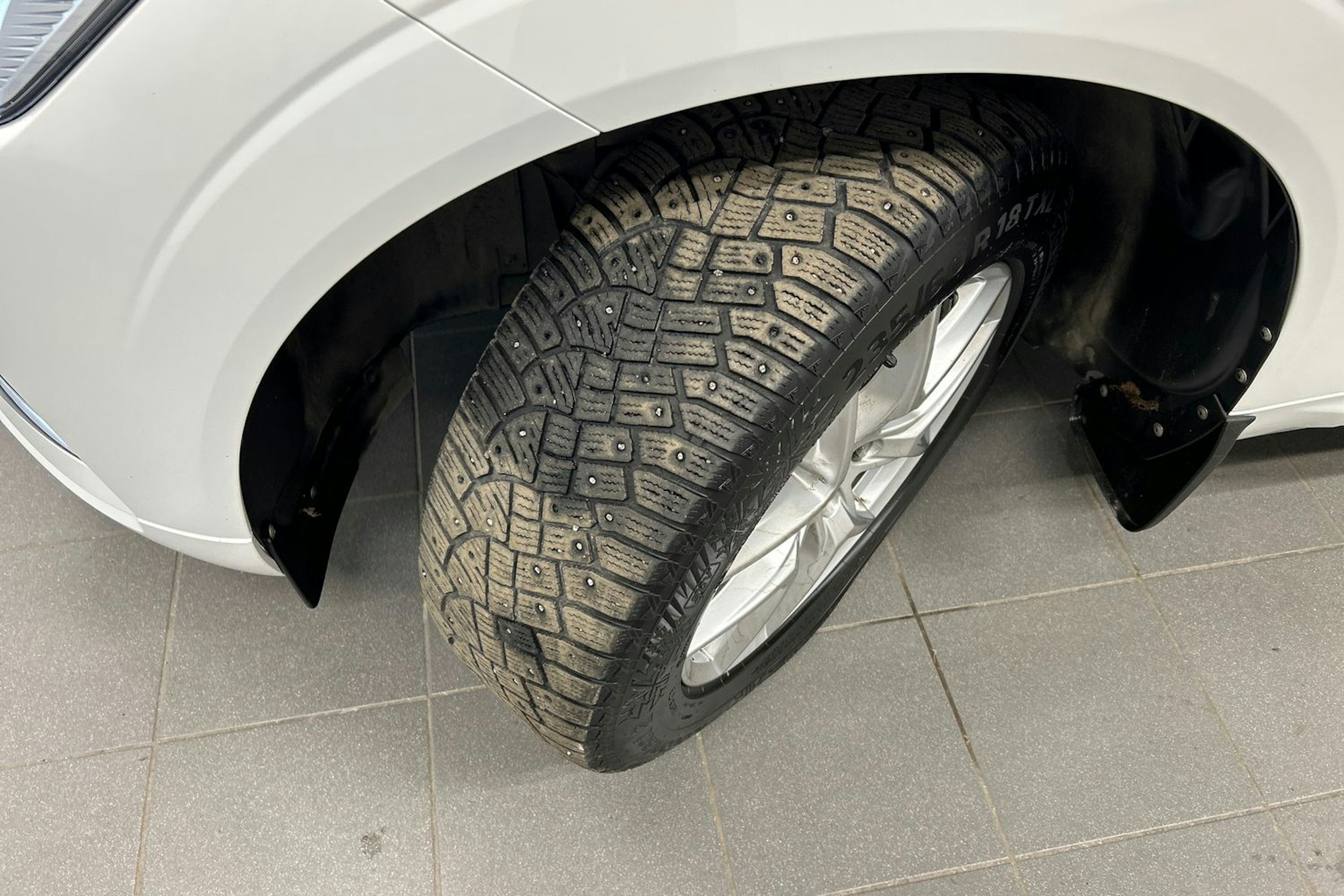 valkoinen Volvo XC60 2019 kuva 13.