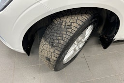 valkoinen Volvo XC60 2019 kuva 13.