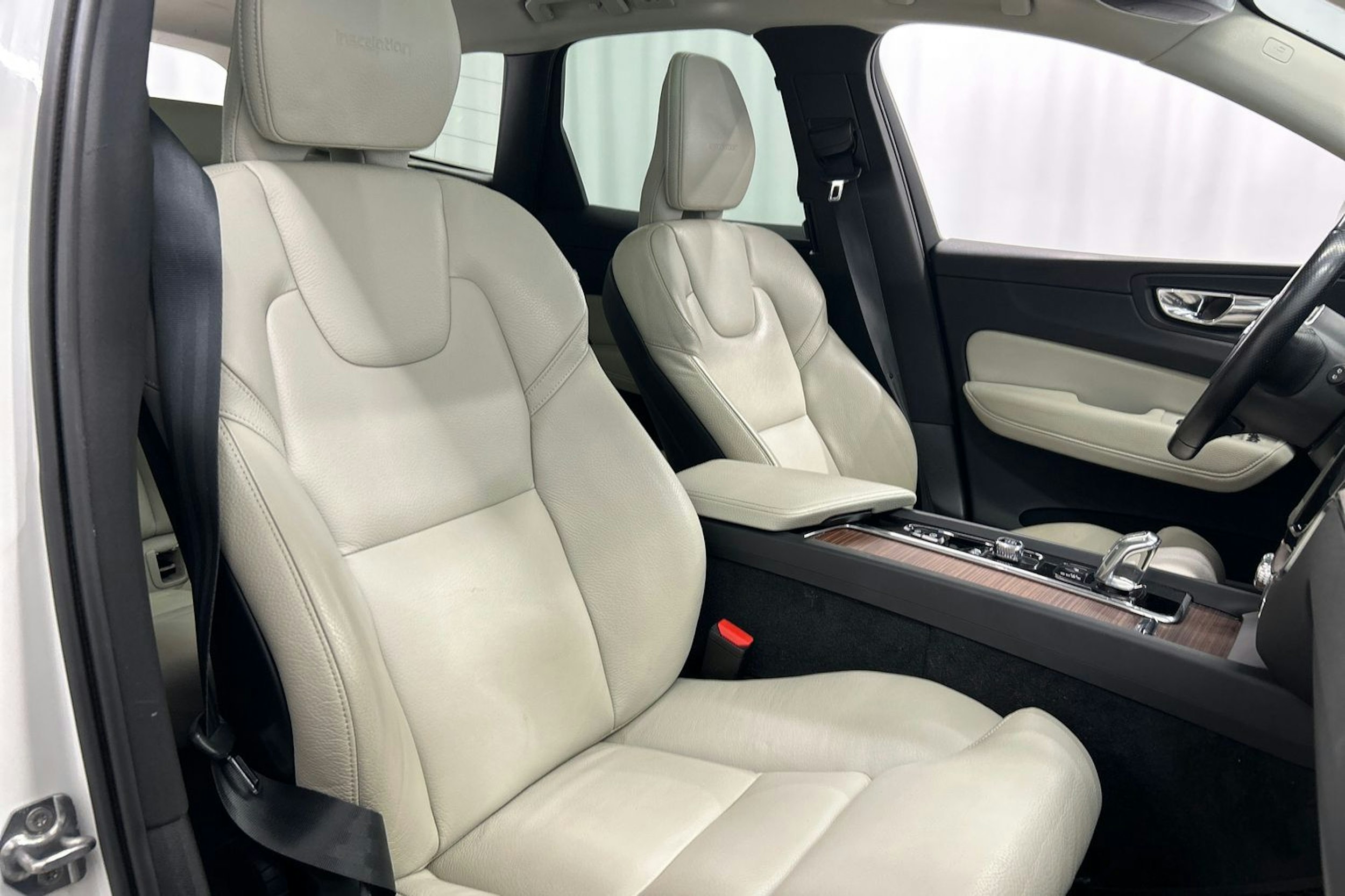 valkoinen Volvo XC60 2019 kuva 14.