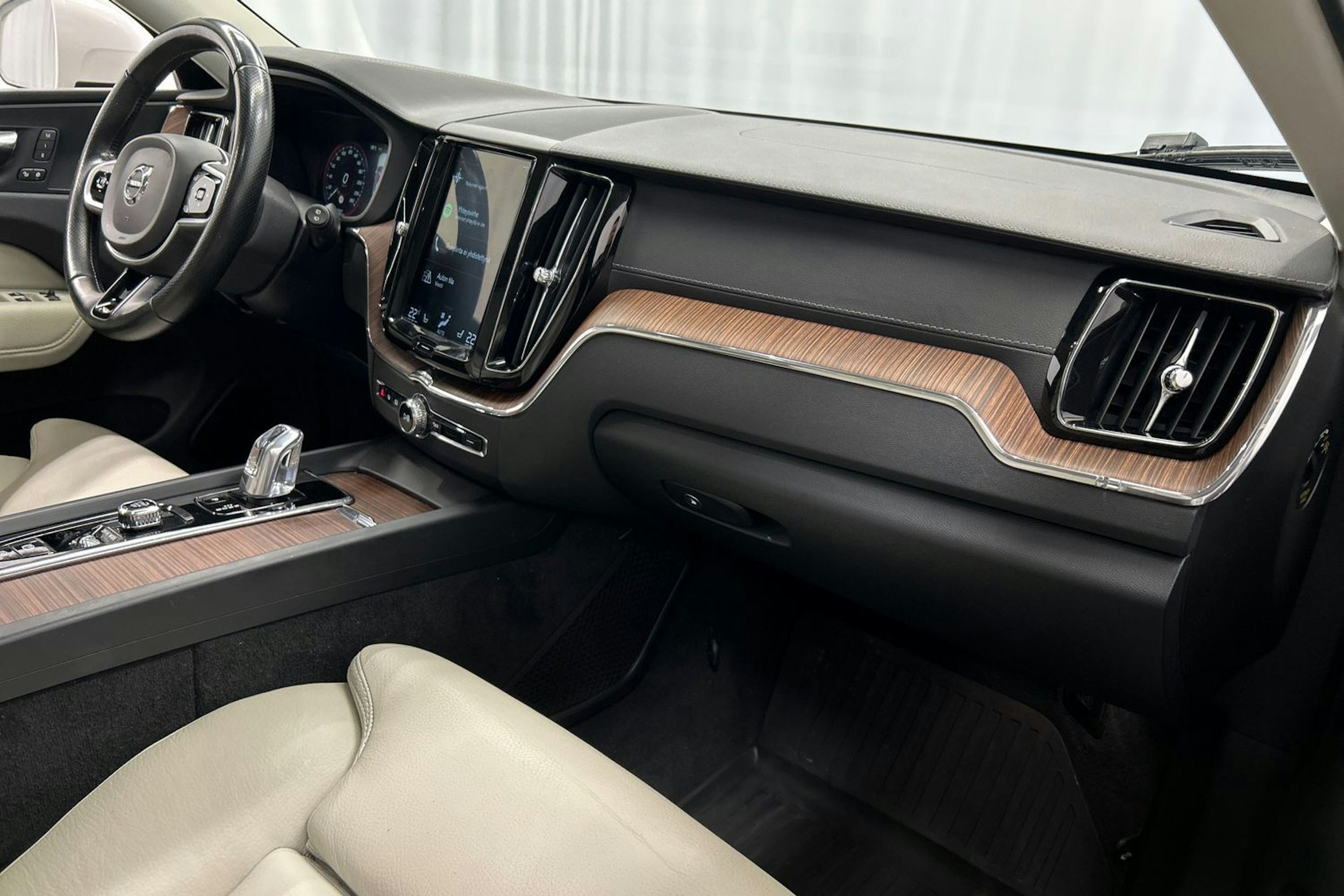 valkoinen Volvo XC60 2019 kuva 15.