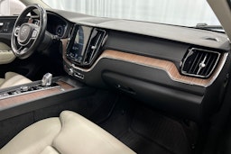 valkoinen Volvo XC60 2019 kuva 15.