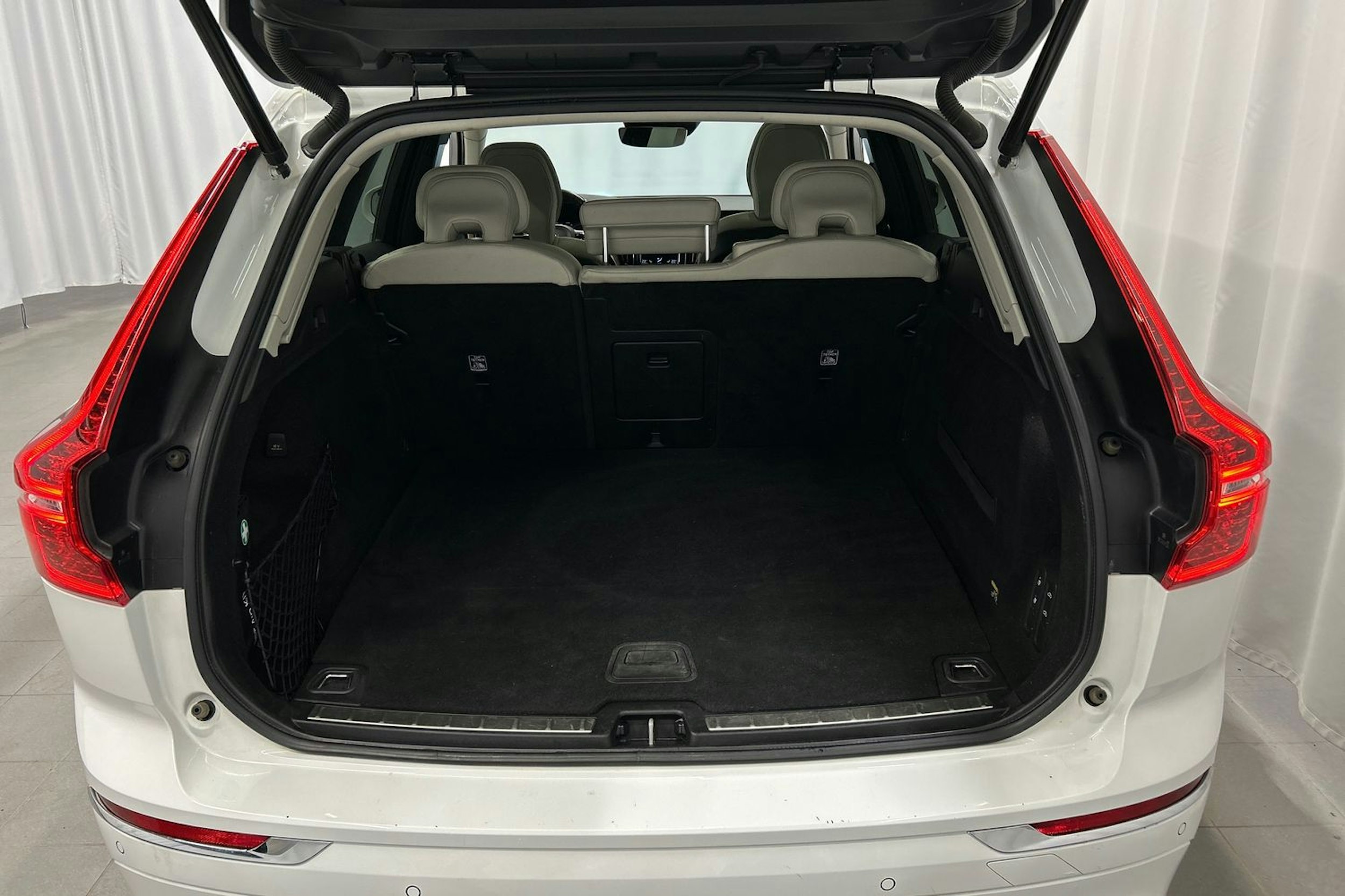 valkoinen Volvo XC60 2019 kuva 16.