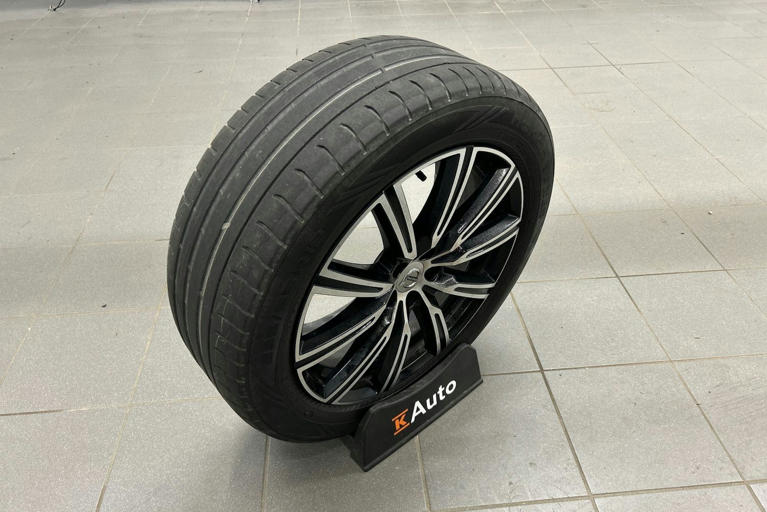 valkoinen Volvo XC60 2019 kuva 17.