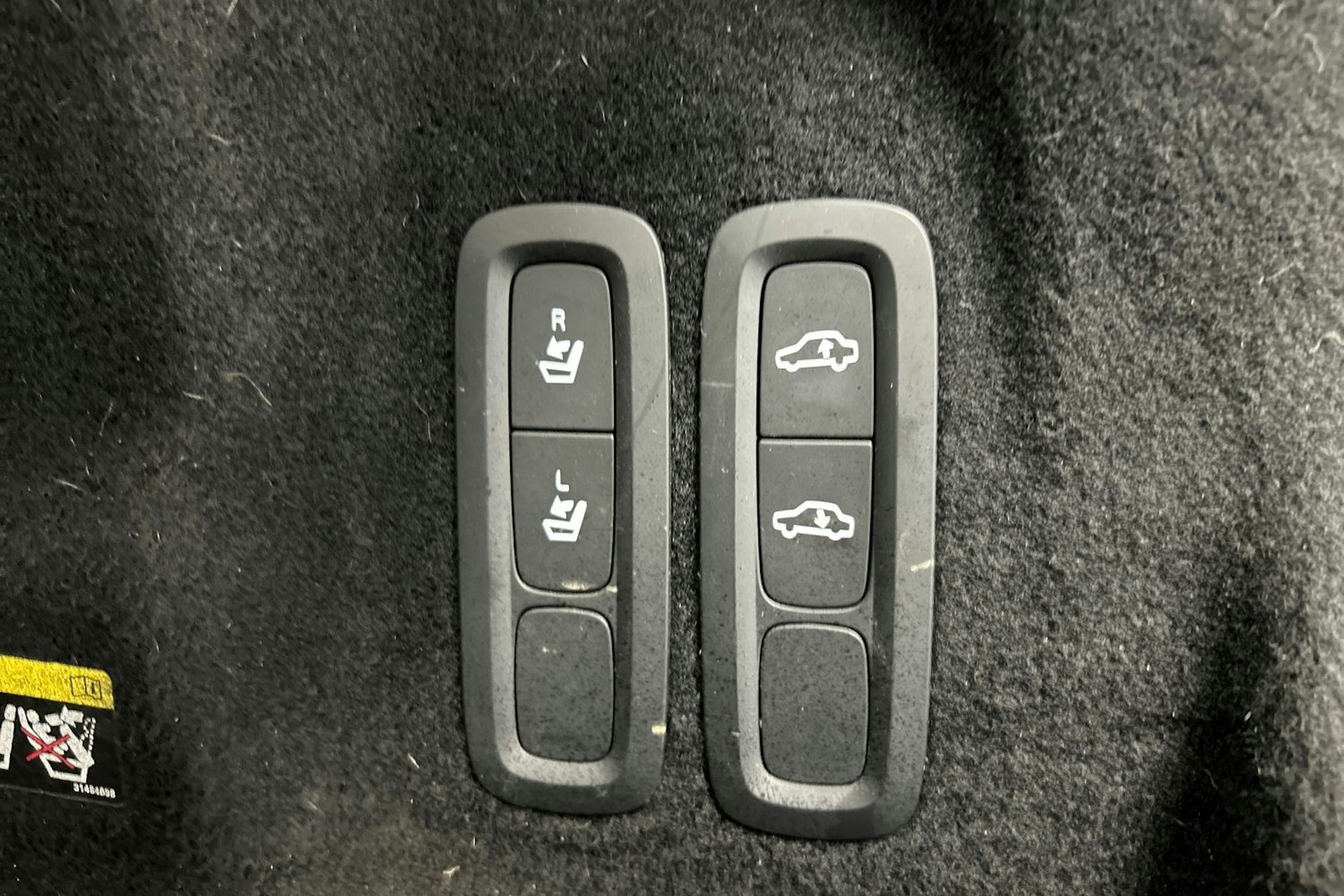 valkoinen Volvo XC60 2019 kuva 18.