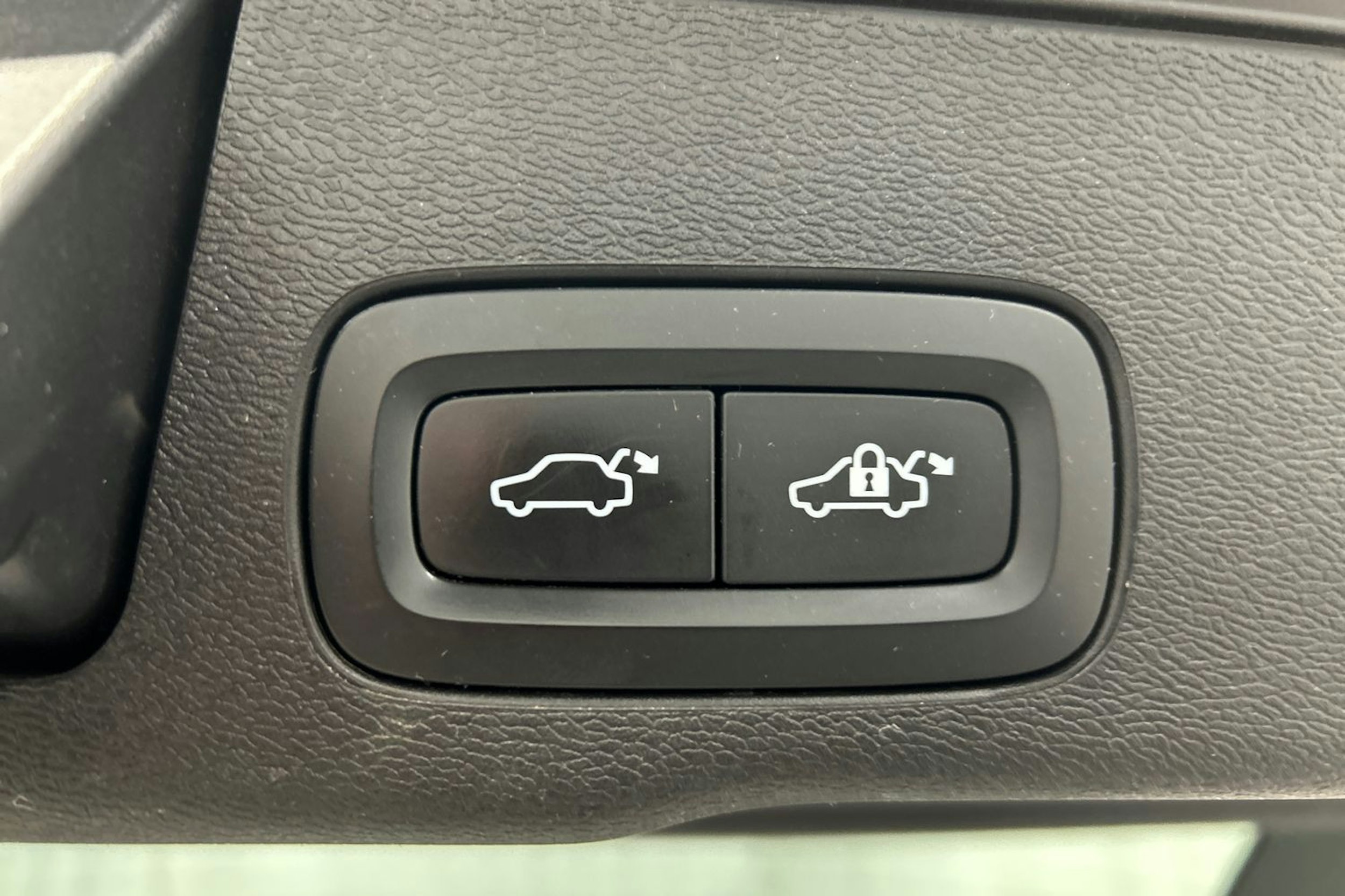 valkoinen Volvo XC60 2019 kuva 19.