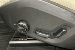 valkoinen Volvo XC60 2019 kuva 20.