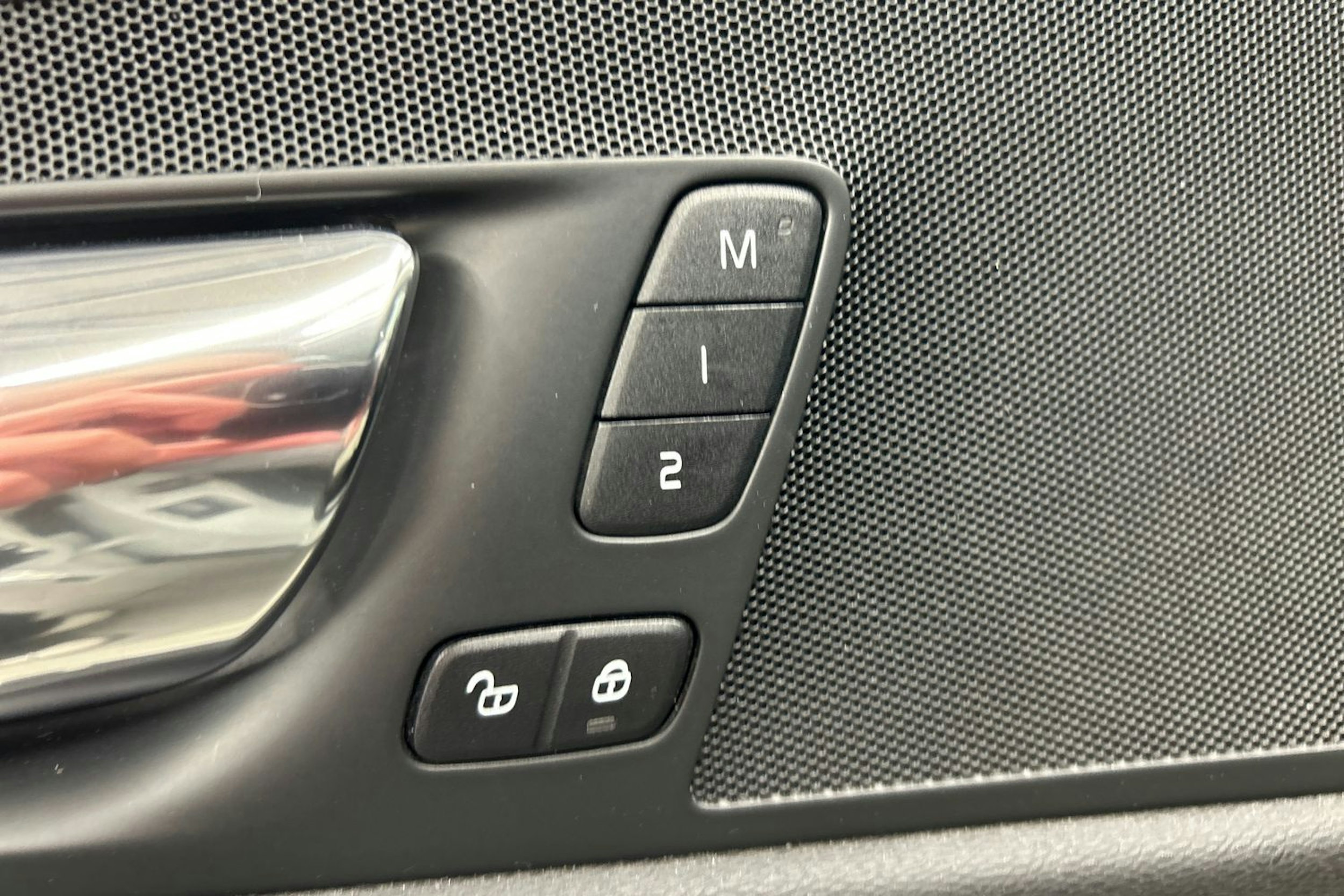 valkoinen Volvo XC60 2019 kuva 21.