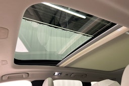 valkoinen Volvo XC60 2019 kuva 22.